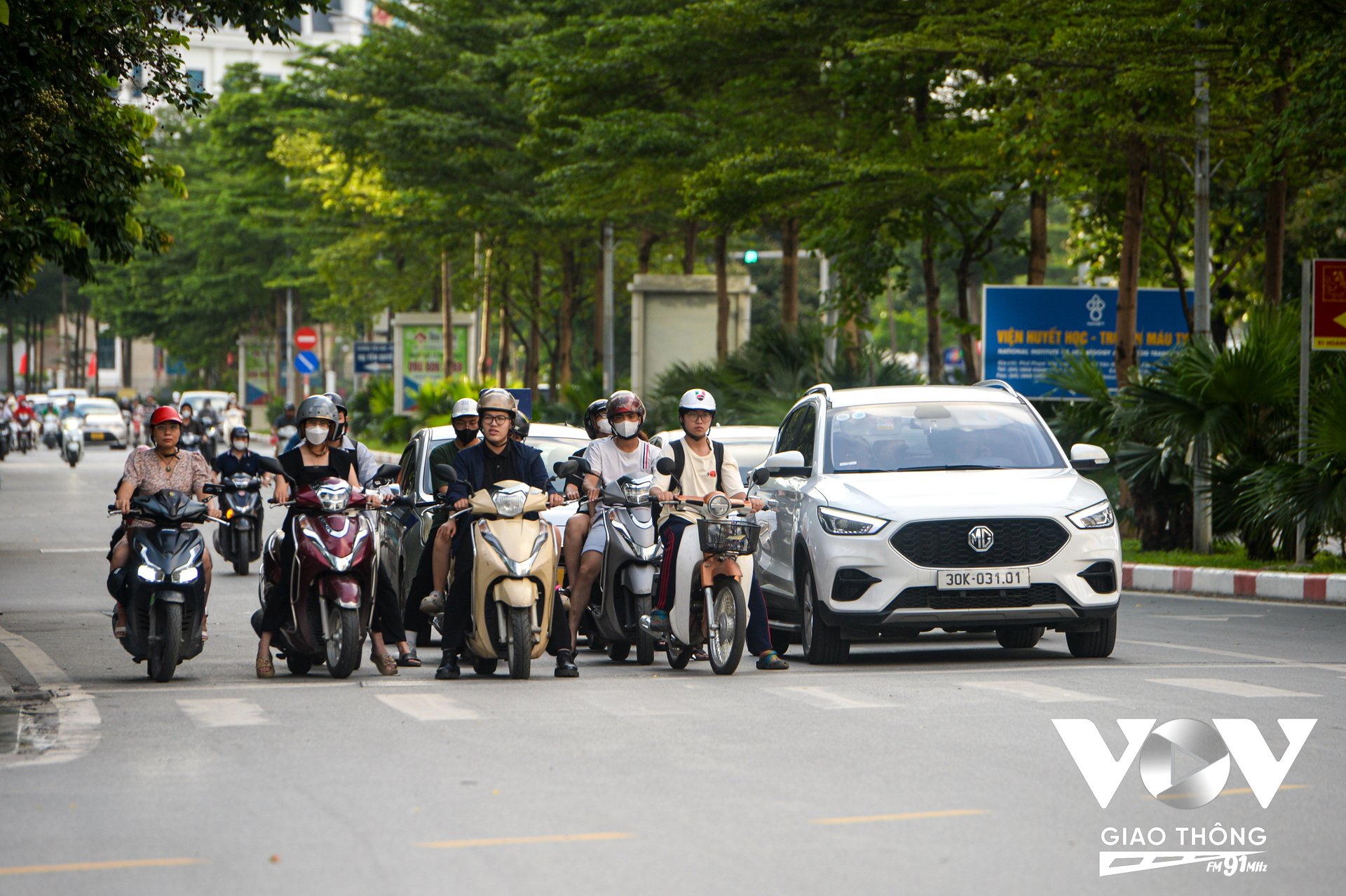 Từ hướng Ngõ 9 Phạm Văn Bạch đi về nút Phạm Văn Bạch - Hoàng Quán Chi giao thông lưu thoát ổn định. Các phương tiện chấp hành luật giao thông. Vị trí này cũng là điểm qua khu vực Viện Huyết học - Truyền máu Trung ương.
