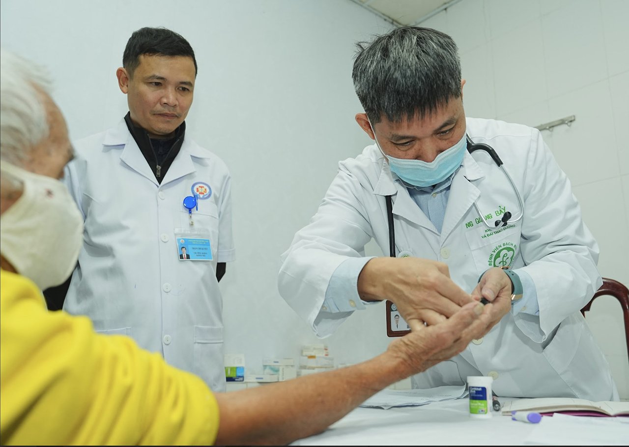 TS.BS Nguyễn Quang Bảy, Trưởng khoa Khoa Nội tiết và Đái tháo đường - Bệnh viện Bạch Mai đưa ra 5 khuyến cáo quan trọng với bệnh nhân nhận thuốc và uống thuốc đúng cách.