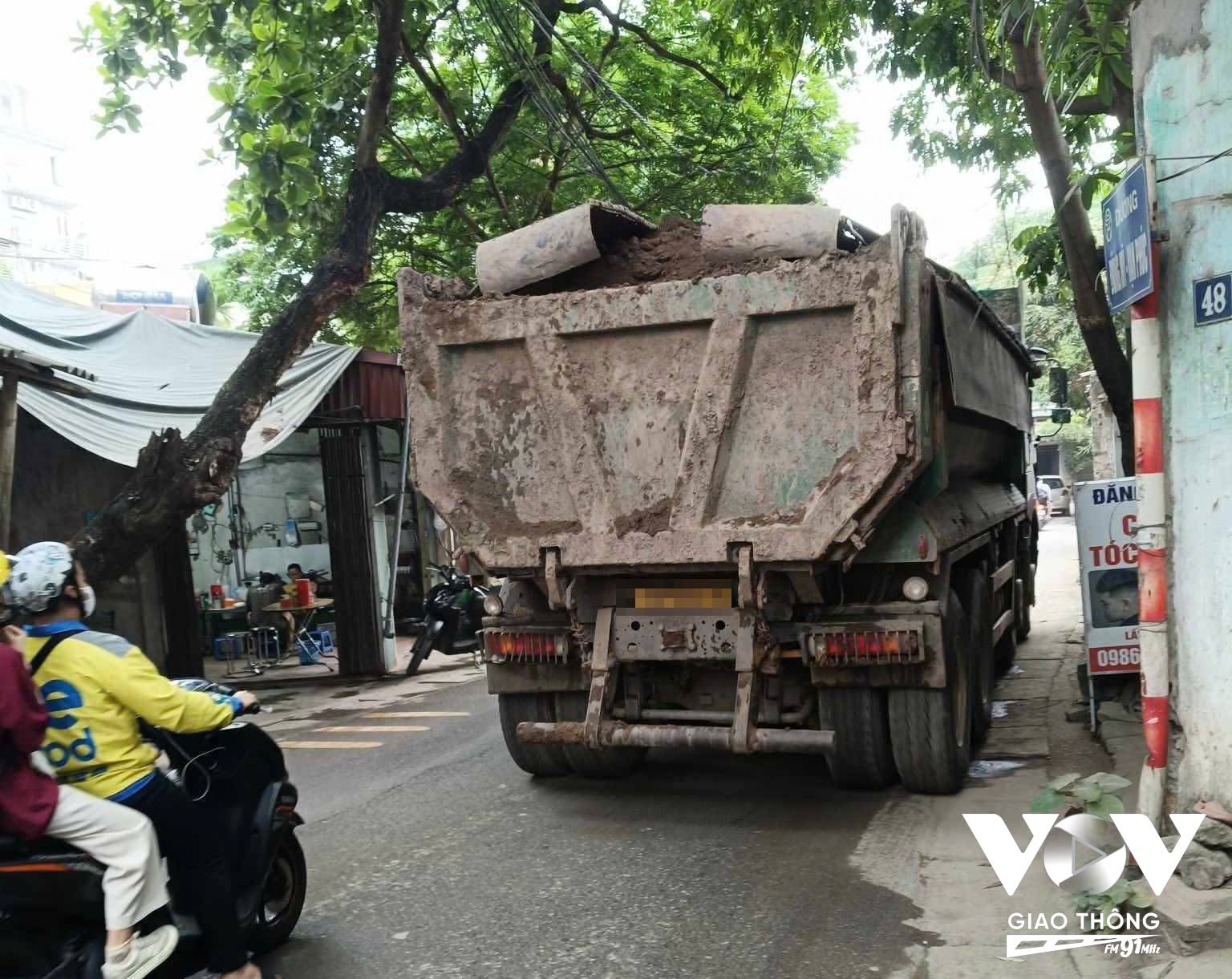 Xe lớn chiếm gần như toàn bộ mặt đường
