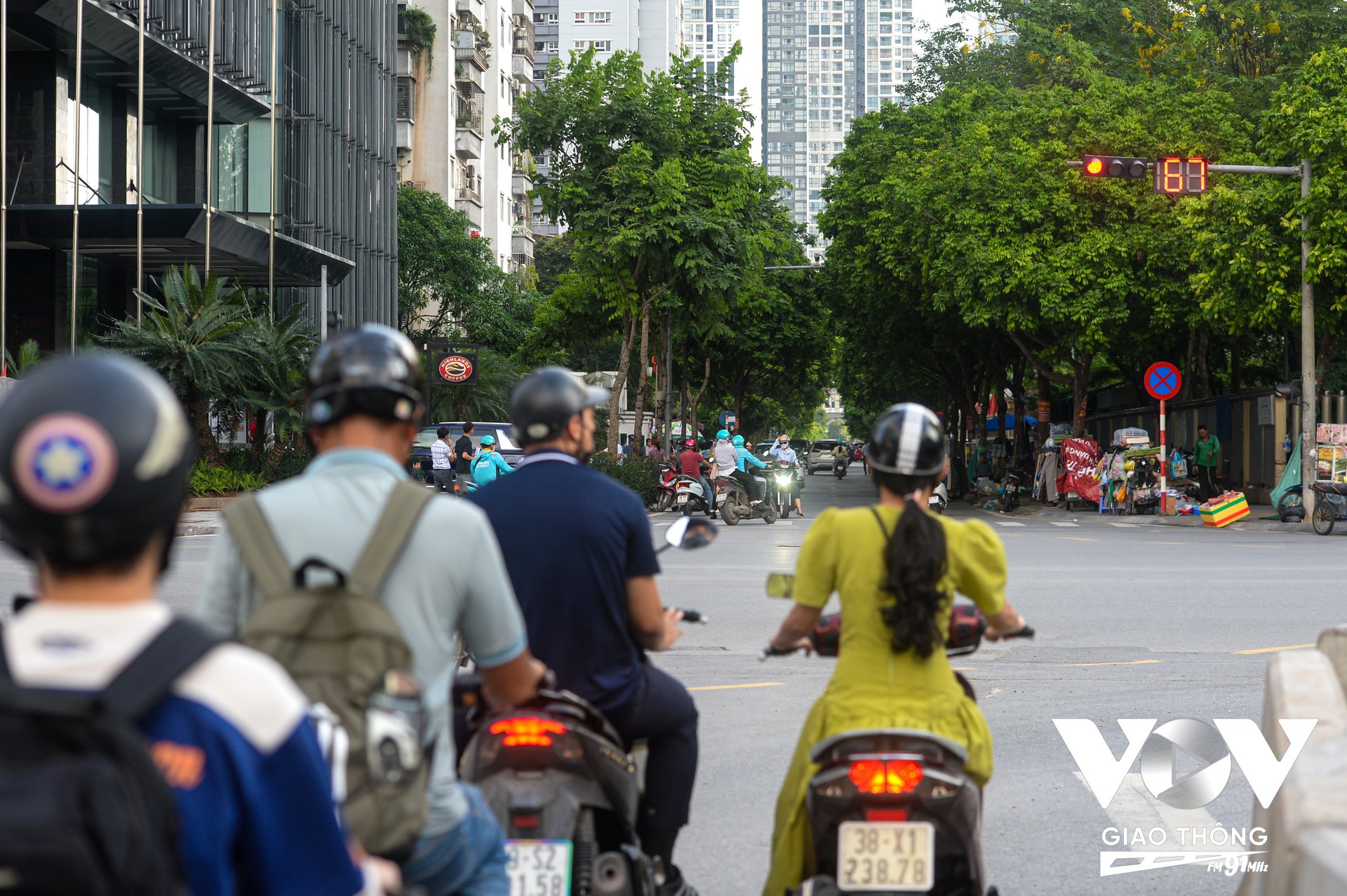 Trong tổng hòa các ngả dẫn về trung tâm nút giao, camera cũng đo đếm để đưa ra sự phân tích, với những hướng có lưu lượng ít hơn để điều chỉnh thời lượng đèn phù hợp.