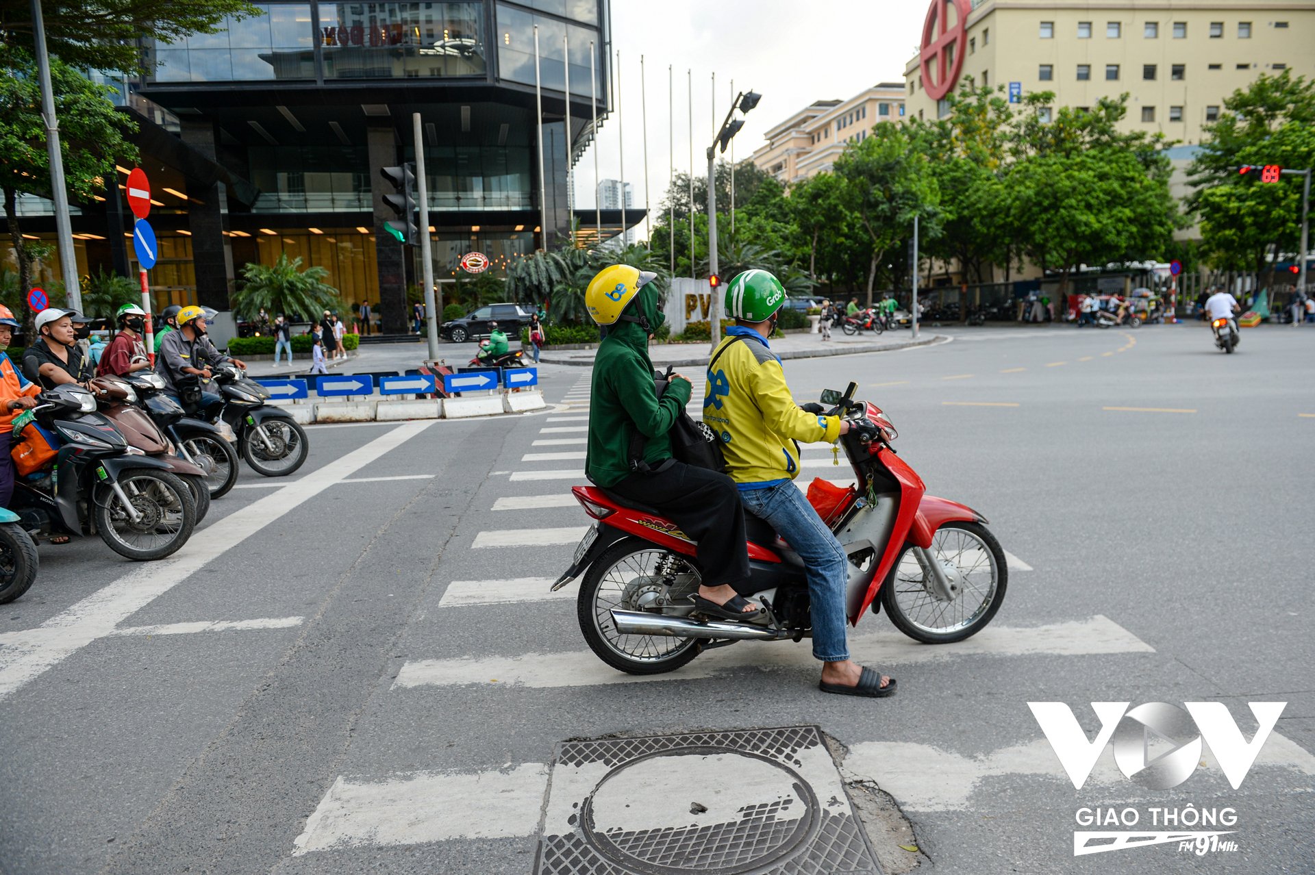 Bên cạnh những người có ý chấp hành luật giao thông, tuân thủ theo hiệu lệnh đèn tín hiệu, cá biệt vẫn có trường hợp vi phạm. Với những trường hợp này, hình ảnh sẽ được camera ghi lại.