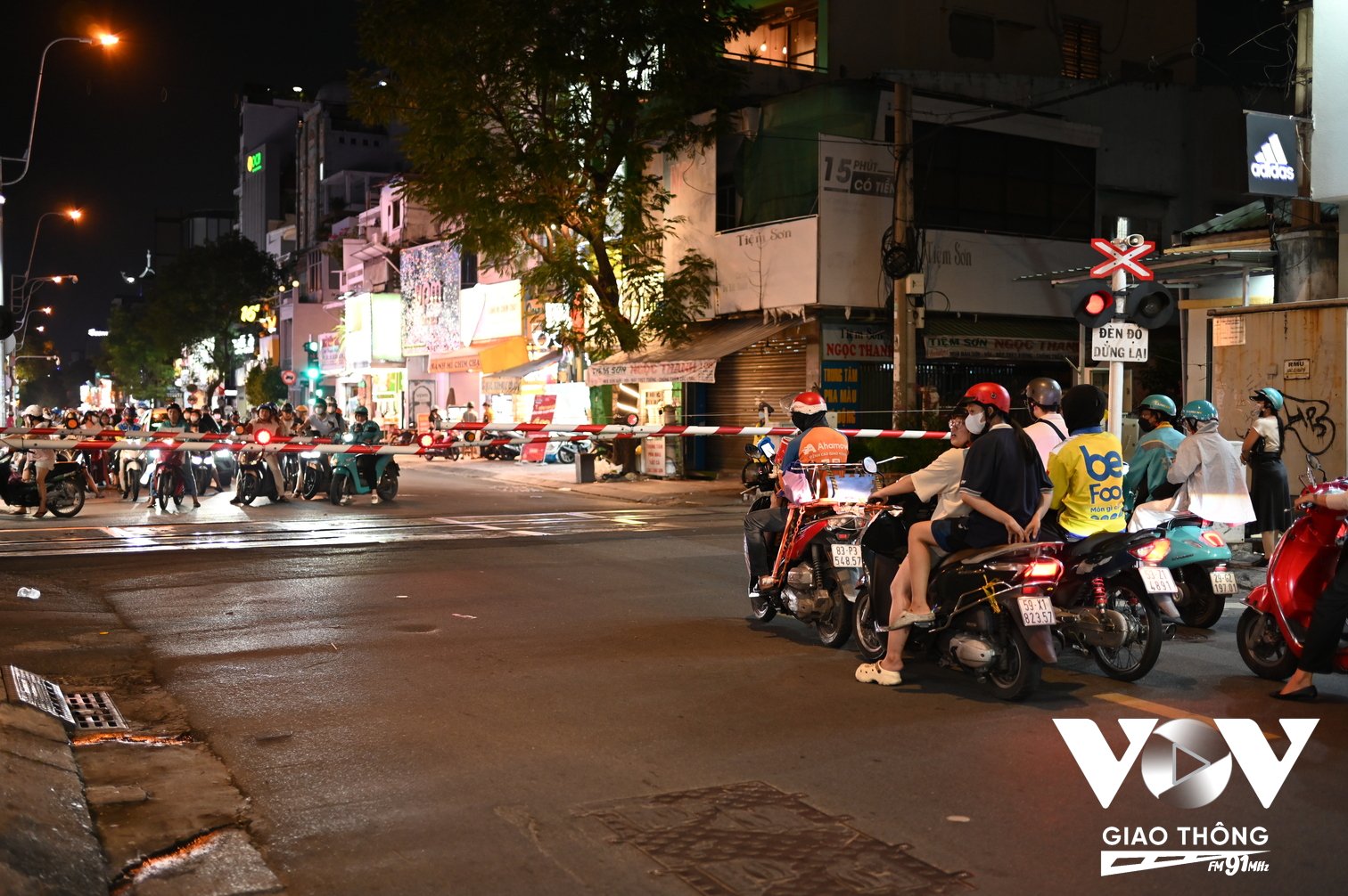 Khi thanh chắn hạ xuống, ban đầu các phương tiện dừng đúng làn đường, phần đường của mình