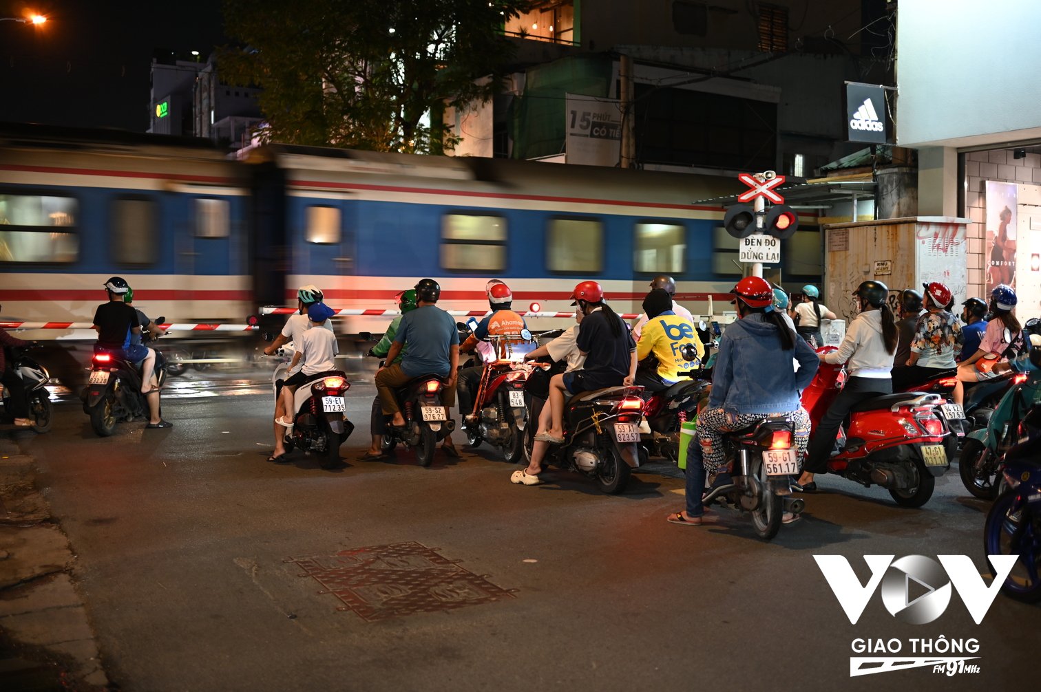 Tuy nhiên chỉ một lúc sau, khi đoàn tàu chạy qua thì các phương tiện bắt đầu lấn sang làn đường bên cạnh. Lúc này vạch kẻ đường trở nên vô nghĩa.