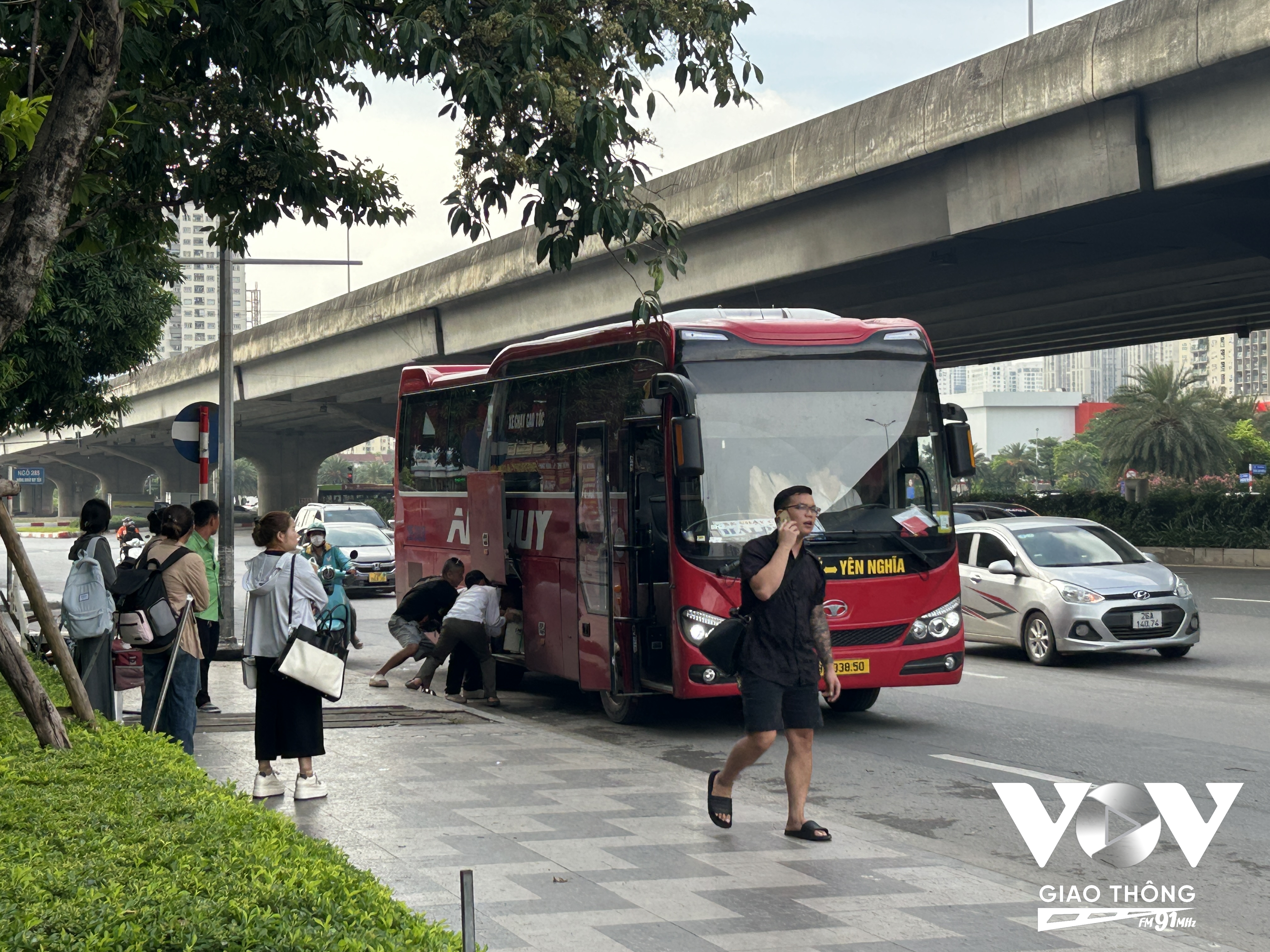 Mặc dù đã có biển cấm, thế nhưng các xe vẫn ngang nhiên dừng đỗ để đón trả khách và hàng hóa, khiến khu vực vỉa hè trước tòa nhà Thăng Long Number One luôn trong tình trạng lộn xộn.