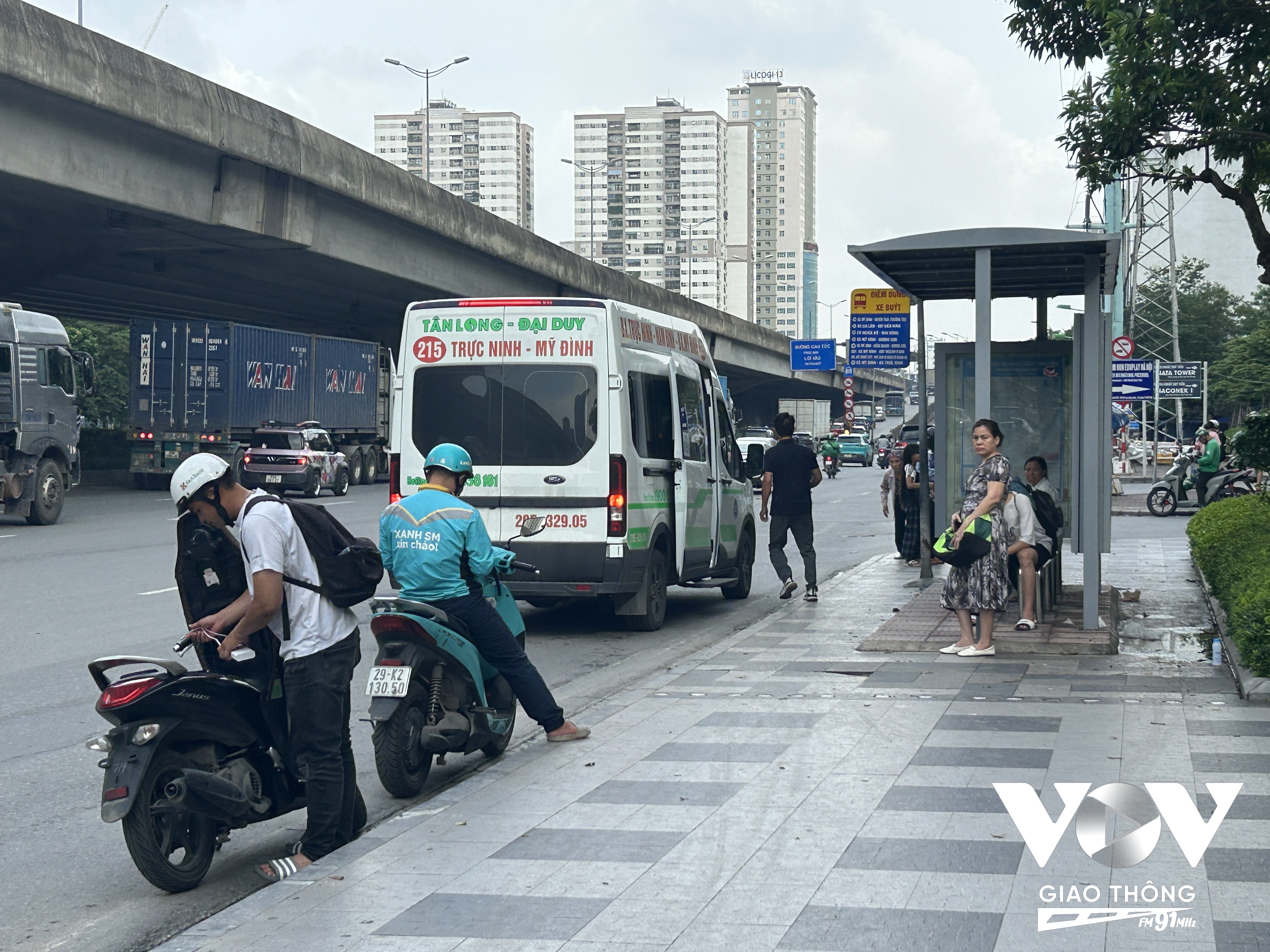 Tình trạng xe khách dừng đỗ đón trả khách sai quy định diễn ra thường xuyên tại trước cửa tòa nhà Thăng Long Number One