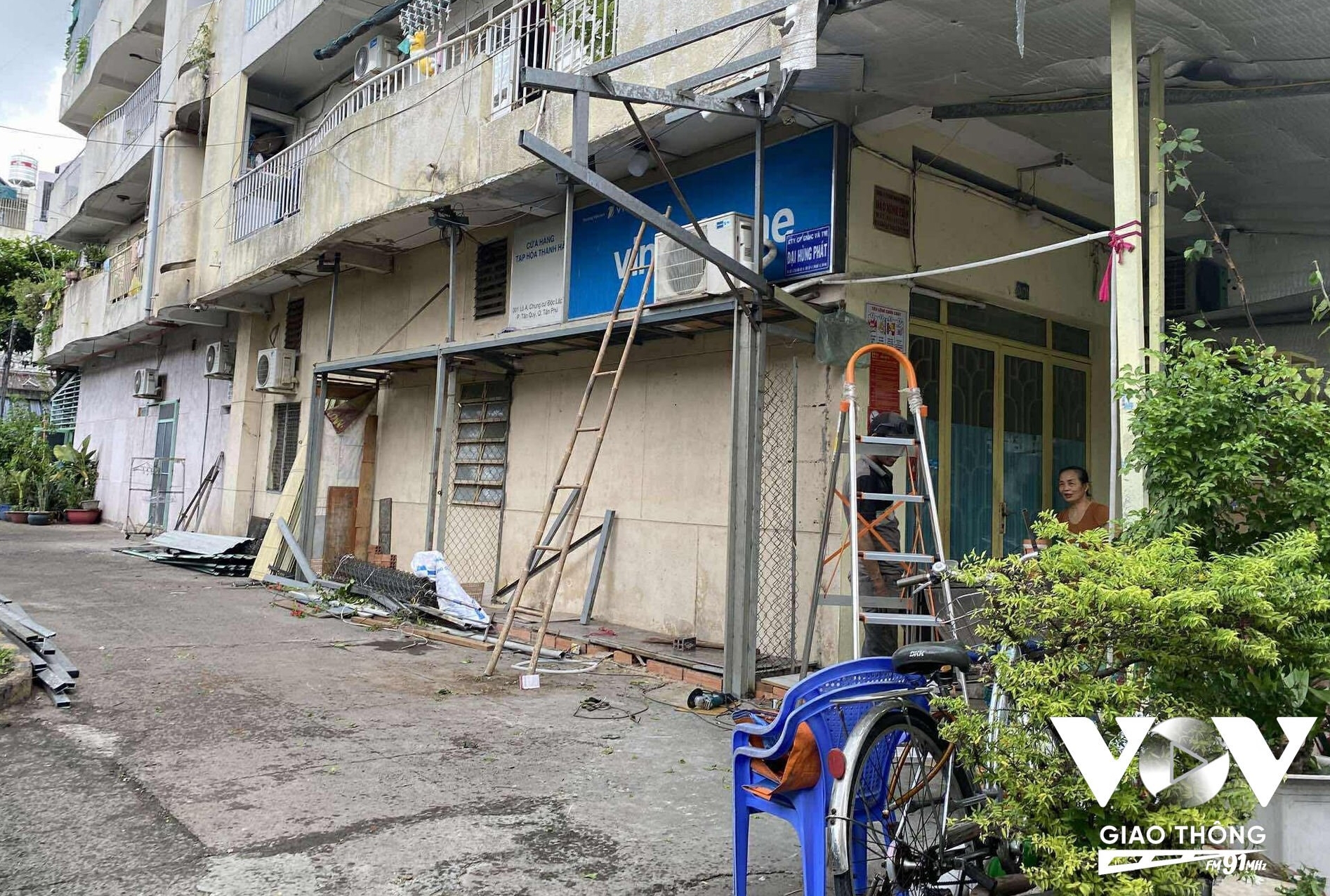 Hiện nhiều hộ đã thuê thợ sắt đến tháo dỡ toàn bộ công trình lấn chiếm trái phép dọc hành lang cư xá Độc Lập
