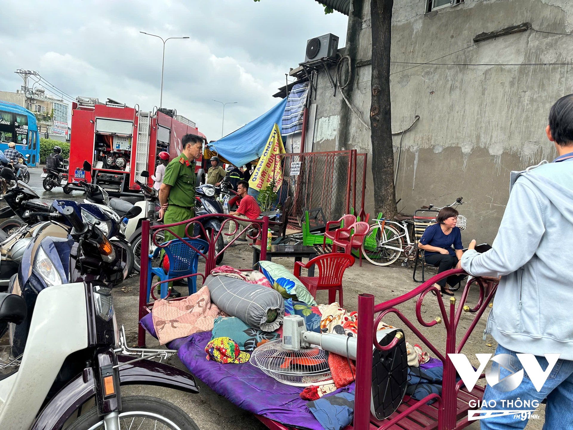 Lực lượng chức năng hỗ trợ sơ tán đồ đạc của người dân ra ngoài