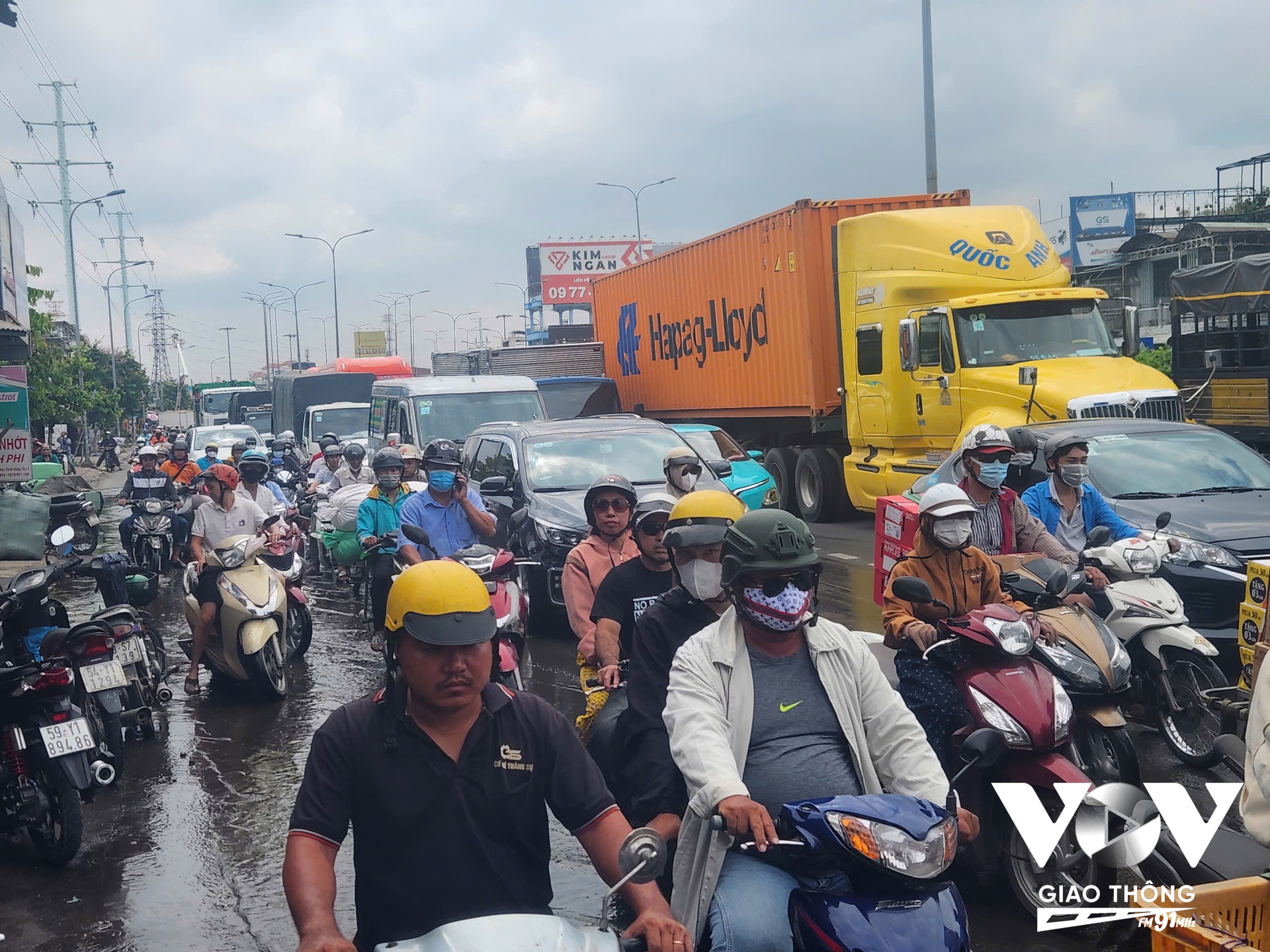 Vụ cháy xảy ra trong khung giờ cao điểm sáng nên đã gây ra ùn tắc