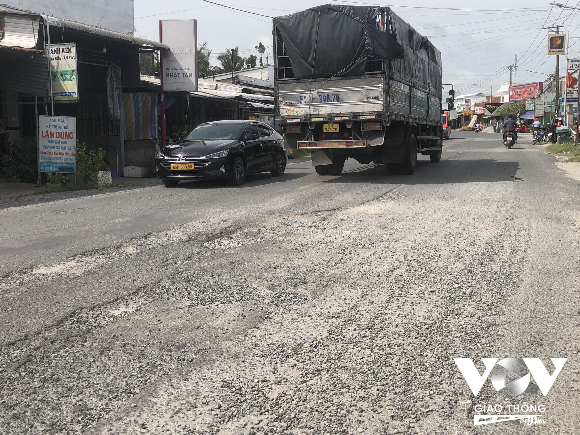 10 km đường Quốc lộ 61 đoạn từ chợ Bến Nhứt, xã Long Thạnh đến trụ sở UBND xã Định Hòa đang xuống cấp nghiêm trọng