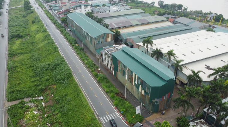 Tại vị trí đất ký hiệu SKC là đất cơ sở sản xuất phi nông nghiệp nằm ngay đầu ngõ 95 đường Gia Thượng, ngoài đê sông Đuống (Hà Nội) bất ngờ “mọc” lên những căn nhà liền kề cao 3 tầng. Ảnh: Đoàn Khang/Báo Công Luận