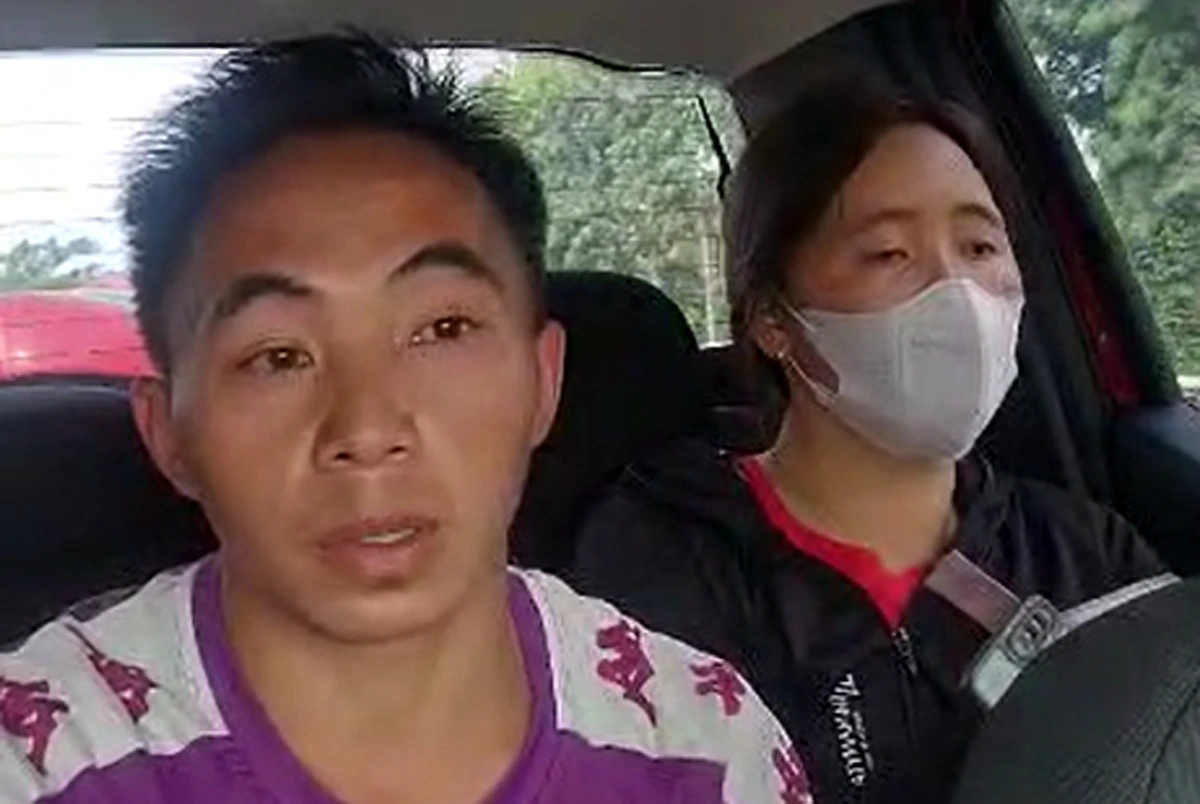 Hai người Mông, được cho là nạn nhân trong vụ việc bị taxi 'chặt chém' trong lúc đưa con đi khám bệnh về, được một người tốt bụng cho đi nhờ xe và đang kể lại diễn biến câu chuyện