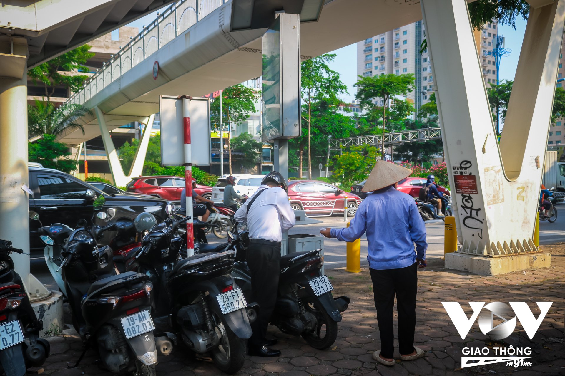 Nói về một số bất cập sau khi phân làn cứng tại trục đường Võ Chí Công, anh N.V.Tâm, người sinh sống và làm việc ở đây cho biết: “Phân làn thì tốt thôi nhưng người dân đi xe máy muốn rẽ trái rất khó vì ô tô cũng cùng được rẽ, nếu quay đầu lại dễ đi nhầm vào làn ô tô rồi bị phạt lỗi. Ô tô đi ra từ các ngõ không thể nhập vào làn riêng vì làm rào cứng, đi làn hỗn hợp thì tắc'.