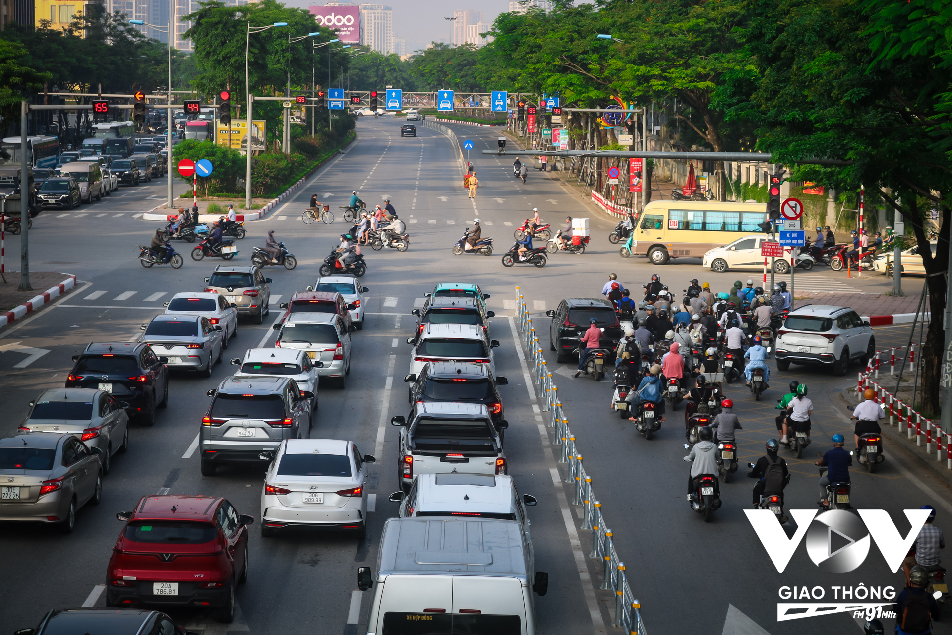 2 làn phía sát vỉa hè sẽ là làn hỗn hợp. Các phương tiện xe máy, xe đạp đi theo hướng dẫn của hệ thống đèn tín hiệu giao thông và biển báo, sơn kẻ. Các phương tiện ô tô (trừ xe buýt) chỉ được phép rẽ phải