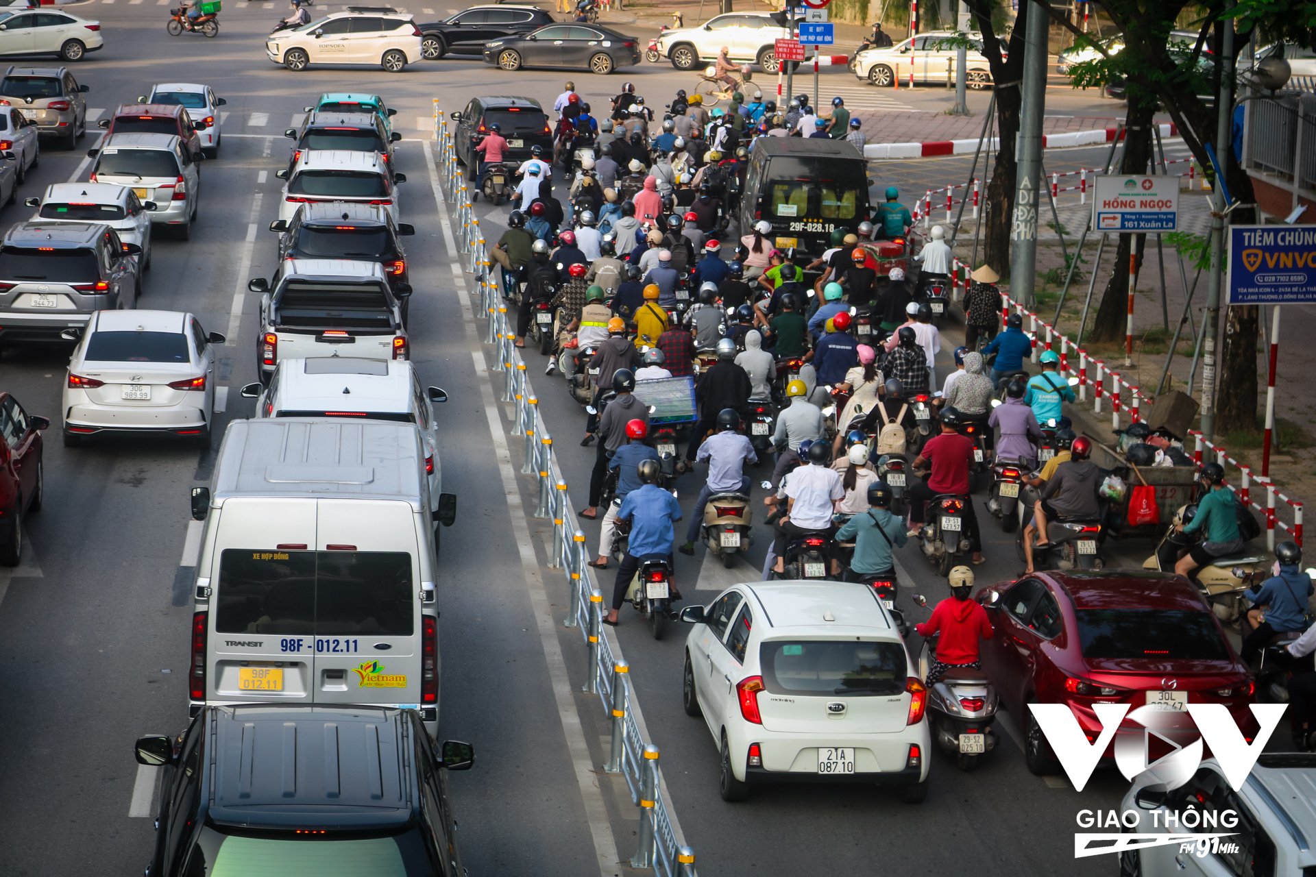 2 làn hỗn hợp luôn trong tình trạng ùn tắc kéo dài giờ cao điểm