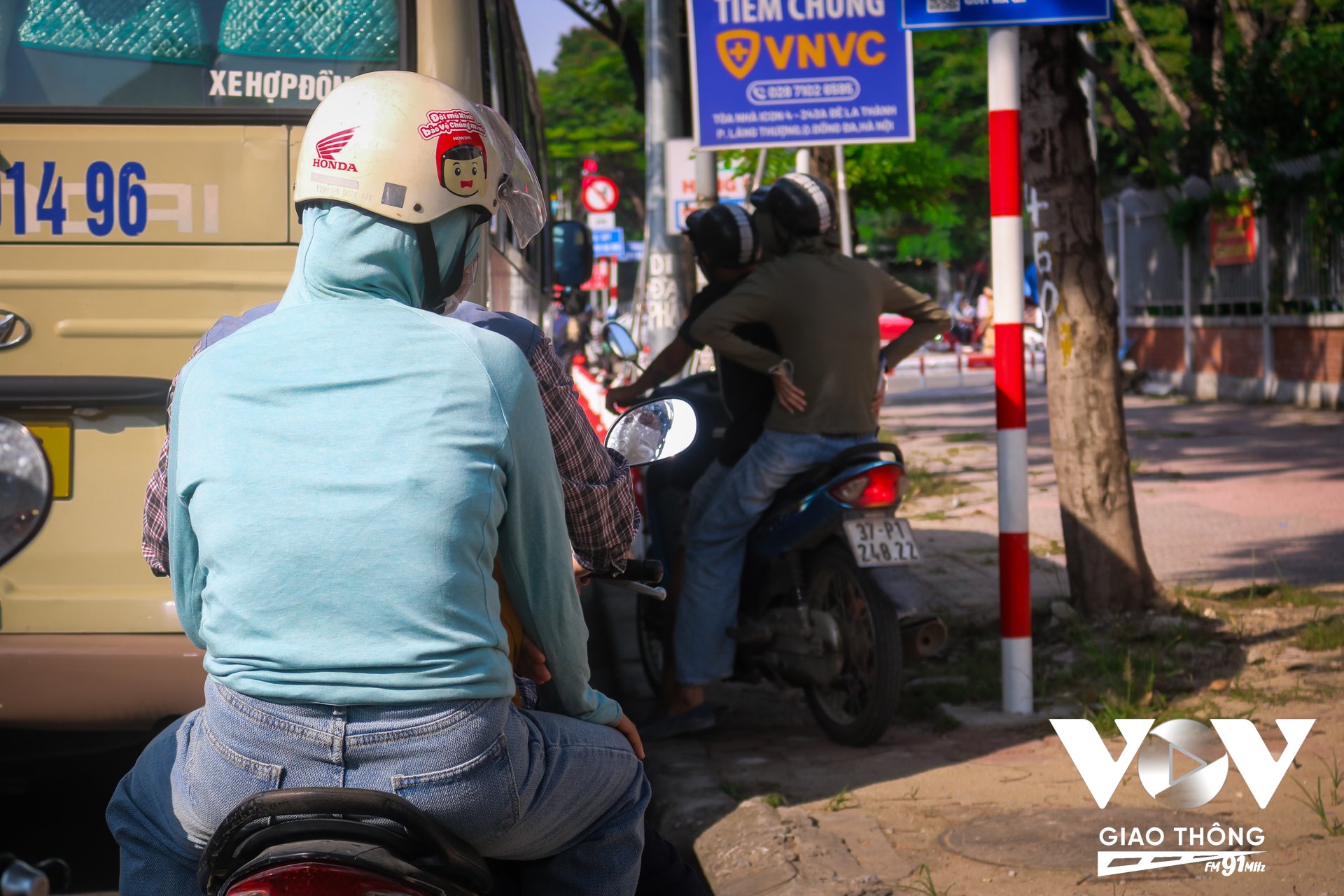 Một số người điều khiển xe máy chọn vỉa hè làm làn đường riêng