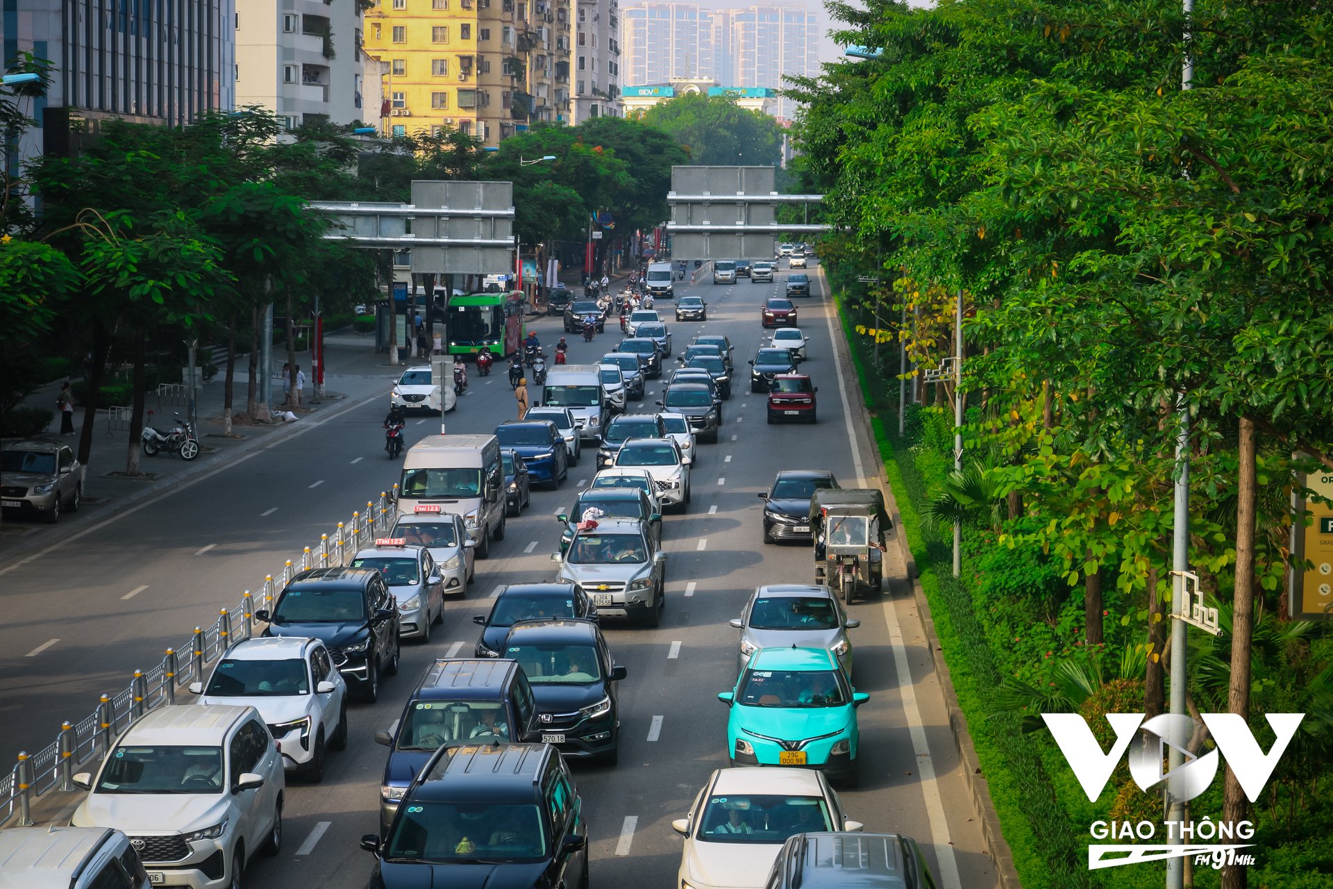Xe ba bánh chở hàng đi vào làn riêng vốn dành cho ô tô