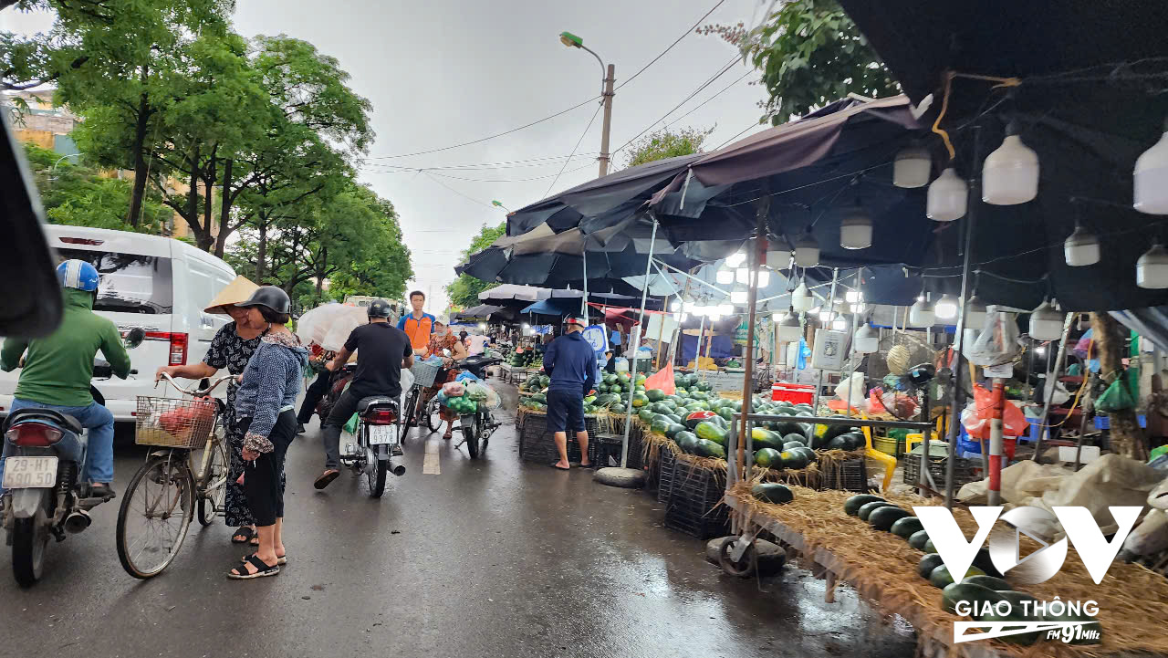 Dù biết nguy hiểm, mất ATGT, nhưng các tiểu thương cho biết họ không có lựa chọn khác