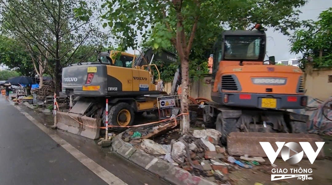 Việc thi công vỉa hè tại đường Tân Mai kéo dài đang bị chậm trễ