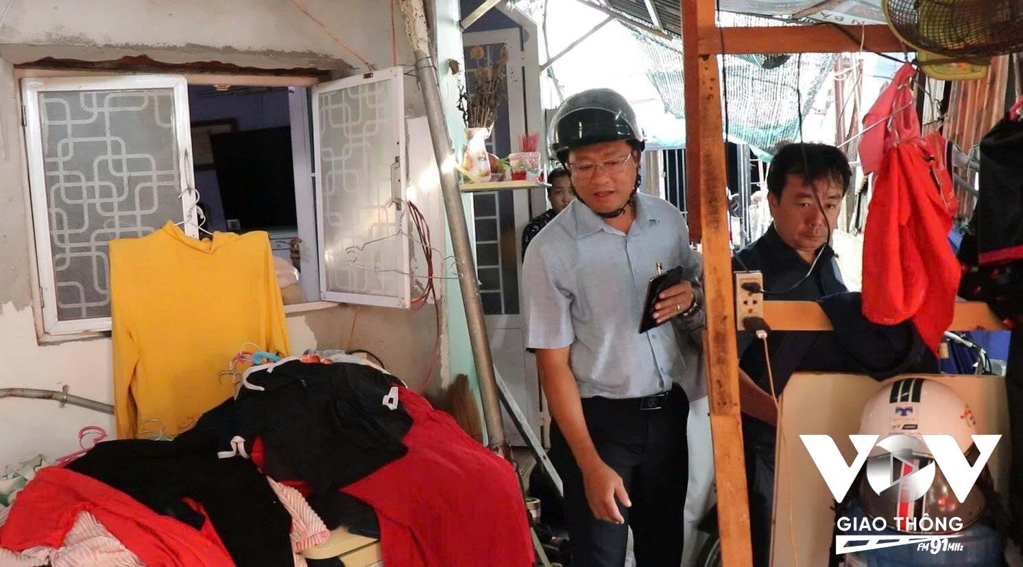Ông Nguyễn Hồng Thuận - Ban bồi thường giải phóng mặt bằng (quận 8 cũ) tiếp xúc người dân