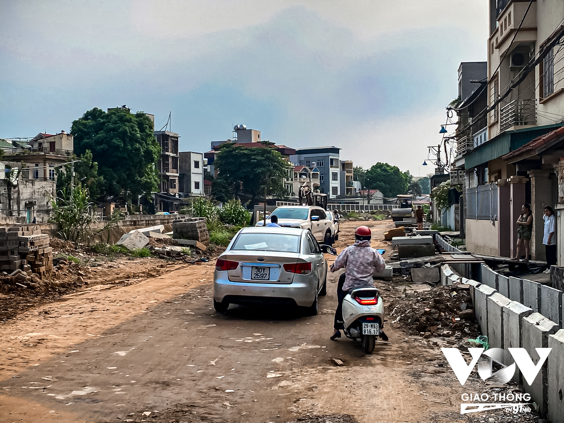 Thuộc dự án đầu tư Cải thiện hệ thống tiêu nước khu vực phía Tây TP Hà Nội (Trạm bơm tiêu Yên Nghĩa), dự án cải tạo đường Ngô Quyền (phường Hà Đông) hiện đang trong quá trình thi công các hạng mục như: Hệ thống cống thoát nước mặt, nước thải sinh hoạt, hào kỹ thuật,...