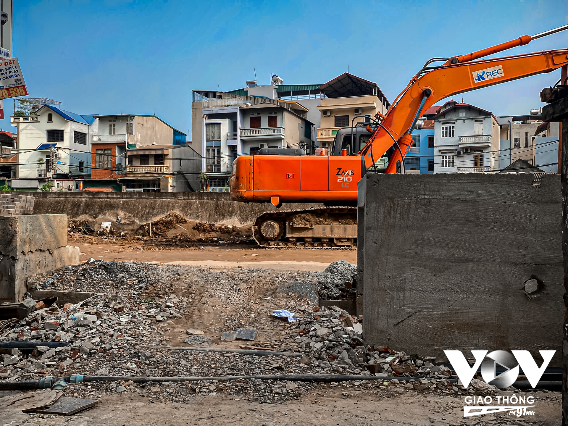 Những chiếc “cầu vượt” thô sơ, cùng những ụ đất cao đã trở thành hình ảnh không hề khó bắt gặp trên tuyến đường Ngô Quyền