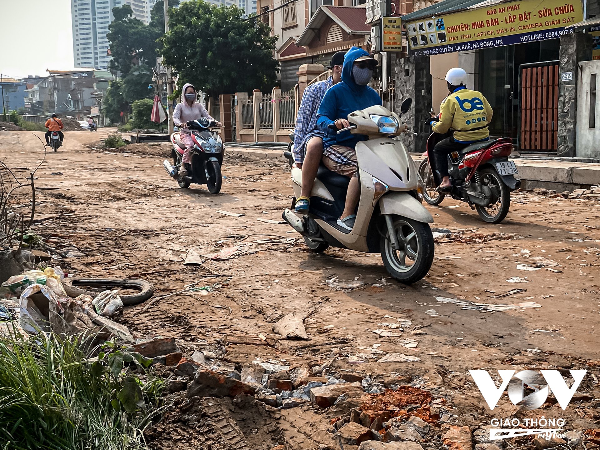 Đoạn đường dài khoảng 200m với đủ loại nguy hiểm rình rập. Gạch đá lộn nhộn, “ổ voi, ổ gà” chằng chịt, chỉ “trực chờ” để bẫy người đi đường