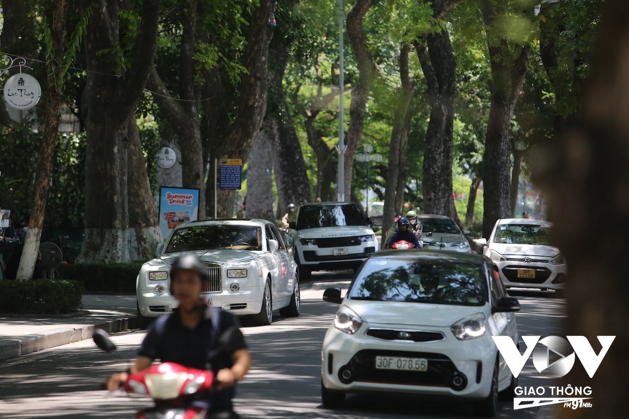 Thế nhưng đây cũng là con phố với lượng phương tiện giao thông qua lại rất lớn, tình trạng xe oto, hầu hết đều là những 'siêu xe' dừng đỗ ở đây nhiều giờ đồng hồ rất phổ biến, dù đây là tuyến phố cấm các phương tiện dừng đỗ