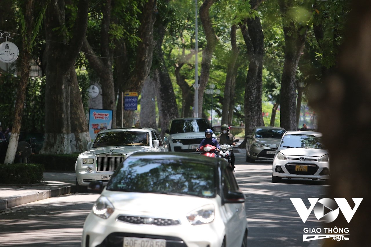 Thậm chí những phương tiện này 'chiếm' luôn chỗ dừng đón khách của xe bus. Điều đáng nói, địa điểm này ở ngay trung tâm và gần với UBND phường Hoàn Kiếm nhưng hầu như không có đơn vị chức năng nào tới kiểm tra, giám sát hoặc xử lý vi phạm. Câu hỏi đặt ra: Liệu có phải đây là 'đặc quyền' của những ông chủ xe sang trọng này hay không?