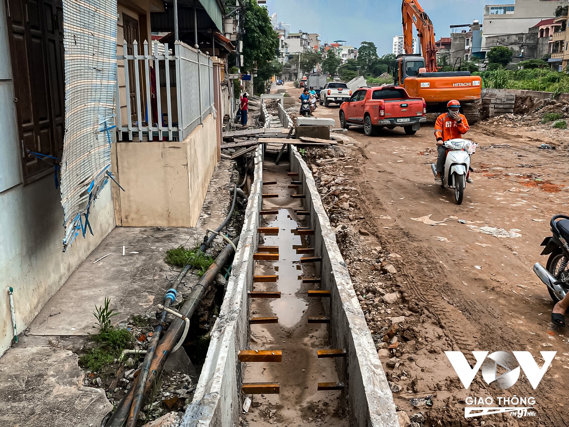 Theo phản ánh của người dân, dù đã được tiến hành cải tạo trong nhiều năm thế nhưng đến hiện tại, Đường Ngô Quyền (phường Hà Đông, Hà Nội) đoạn từ số nhà 226 đến 298 vẫn trong tình trạng vô cùng “lộn xộn”