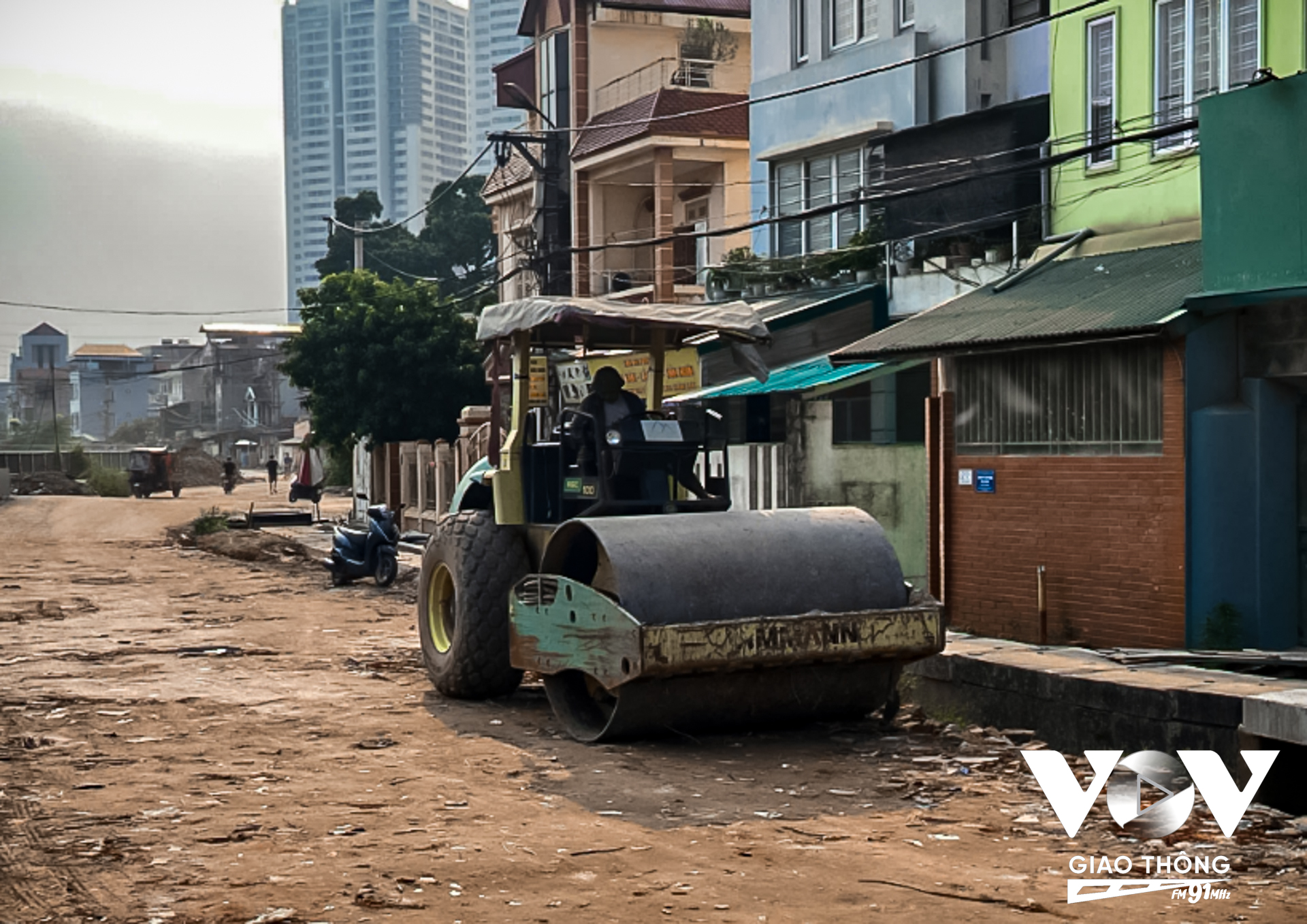 Dự án hiện đang phải tạm dừng sau đề nghị dừng thi công của gần 100 hộ dân thuộc cụm 1, tổ dân phố 5, phường La Khê (cũ) nay là phường Hà Đông. Những ngày gần đây, nhà thầu đã tiến hành đổ đất, gạch đá, làm phẳng đoạn đường để đảm bảo an toàn tạm thời cho các phương tiện và người dân di chuyển qua đường Ngô Quyền.