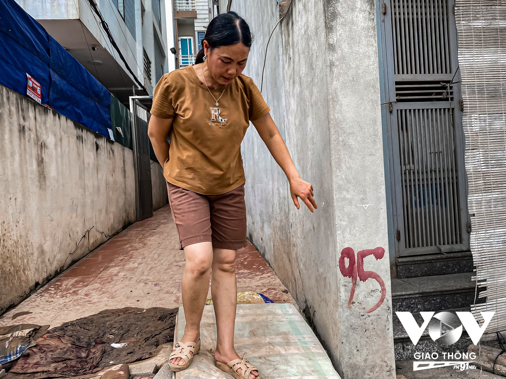 Bà Phùng Thị Tình - một người dân sống tại đường Ngô Quyền chia sẻ: “Đoạn đường này thi công rất lâu rồi, mấy năm nay rồi. Mà người ta có làm liên tục đâu, cứ làm một đoạn xong lại bỏ đấy. Từ hôm chúng tôi viết đơn kiến nghị yêu cầu hạ bớt đường xuống là người ta không thi công nữa. Đường đi lại thì lầy lội, bụi bẩn, rất nhiều phương tiện đã bị ngã '.