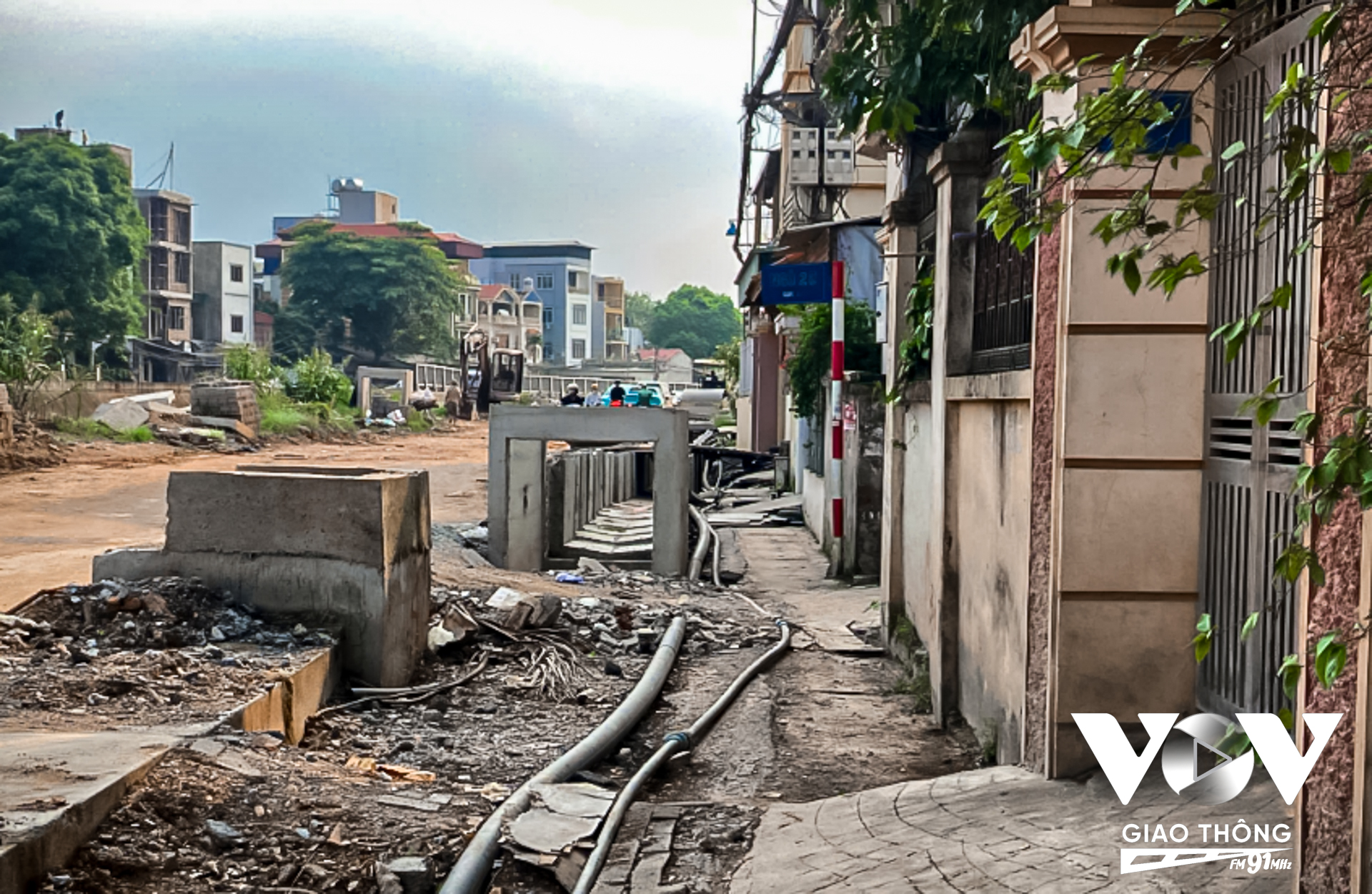 Dọc tuyến đường đang thi công, hào kỹ thuật, cống thoát nước ở vị trí cao hơn nhà dân