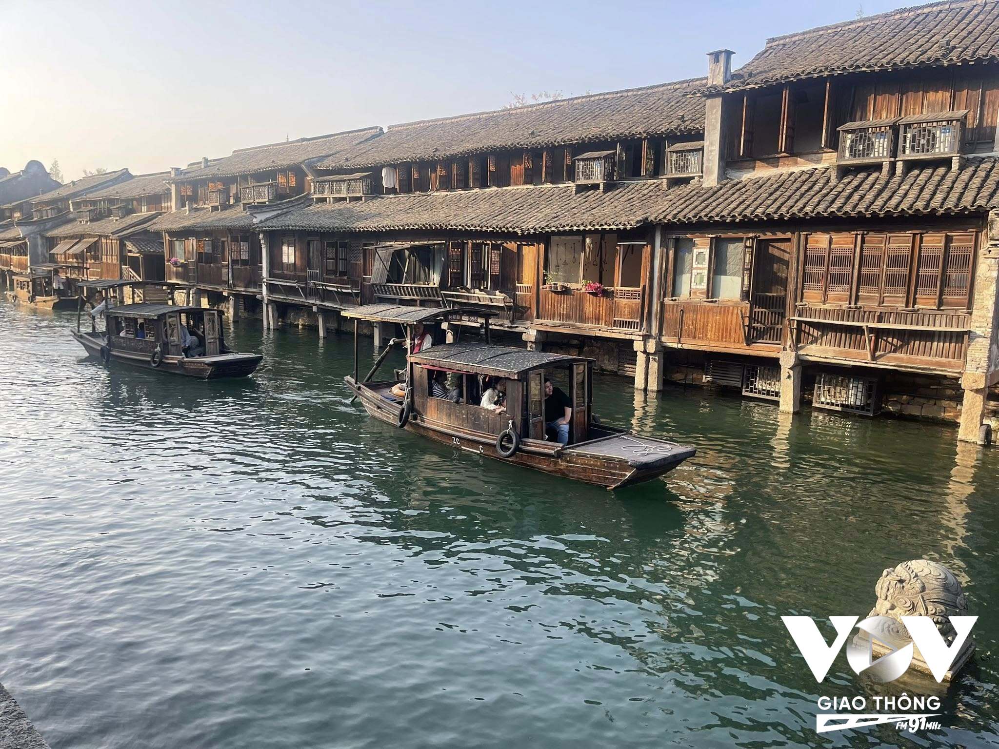 Nhiều tour du lịch từ Việt Nam đi Trung Quốc hiện đang rất hút khách Việt do quốc gia này có nhiều phong cảnh đa dạng, văn hóa phong phú, chi phí hợp lý, thuận tiện di chuyển…
