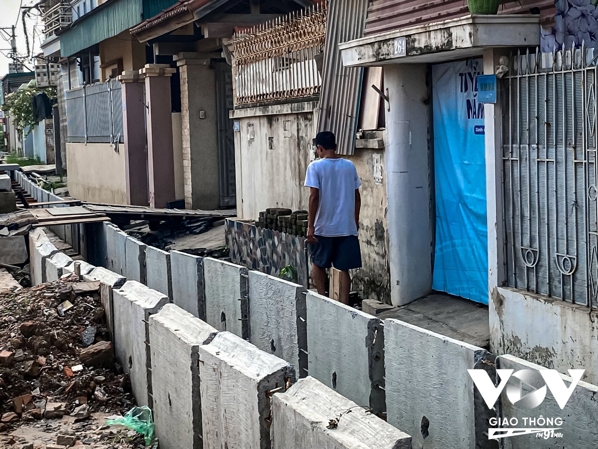 Mặt đường mới có độ cao gần cả mét khiến việc di chuyển của người dân trở nên vô cùng khó khăn và bất tiện