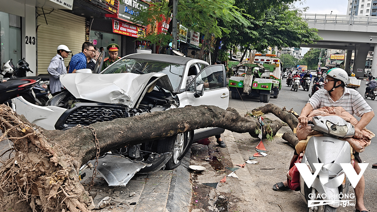 Hiện trường vụ 'xe điên' cán hàng loạt xe máy từ ngã tư Đại La đến phố Trần Đại Nghĩa, Hà Nội sáng 9-7.