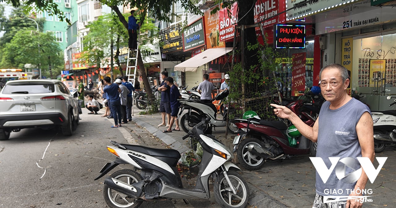 Ông ông Phạm Văn Ngọc, trú tại 259 Trần Đại Nghĩa kể lại giây phút kinh hoàng vụ xe hơi nhầm chân ga cán hàng loạt xe máy rồi đâm sầm vào gốc cây.