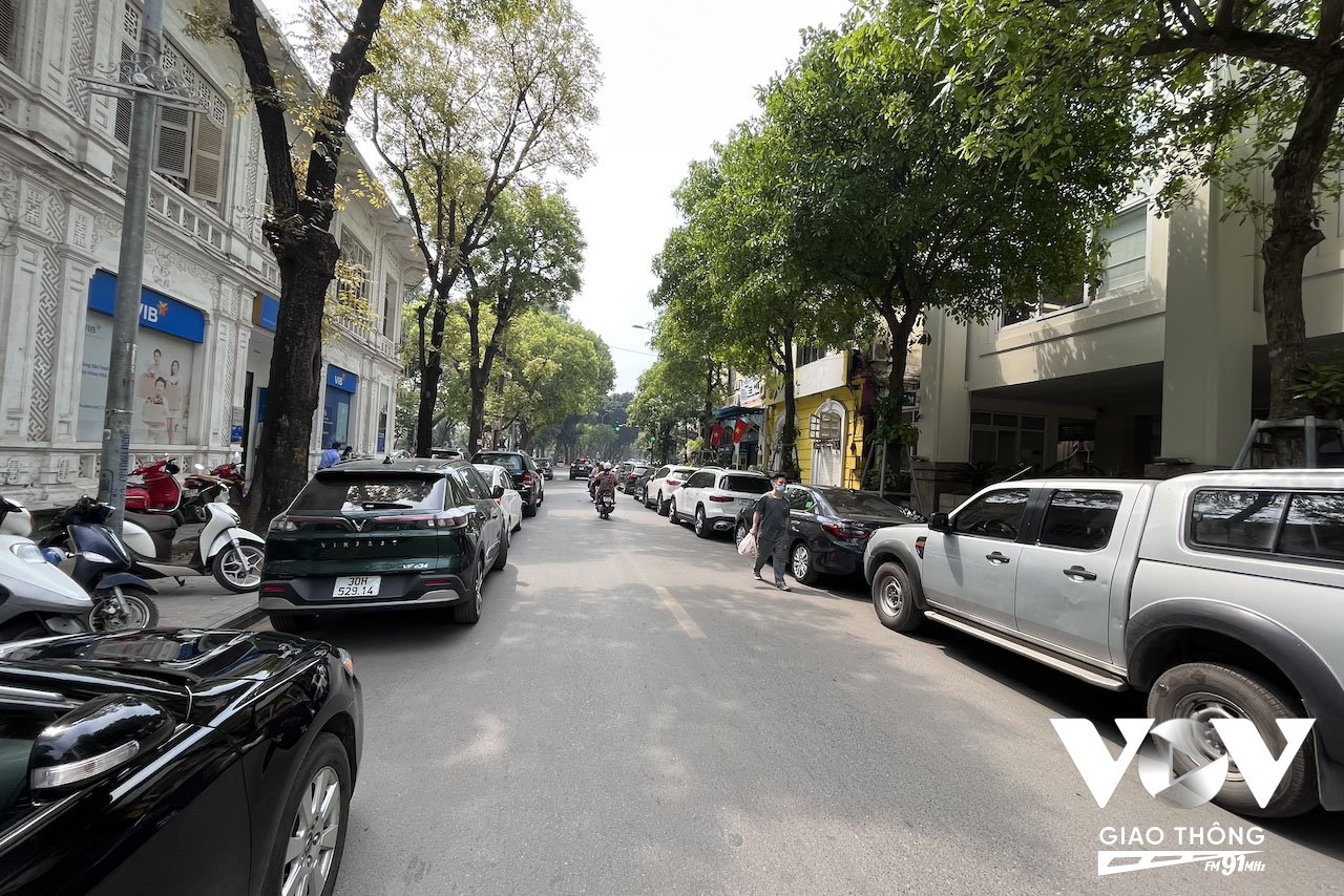 Việc vi phạm luật của chủ phương tiện cũng đặt ra một vấn đề đã không thể giải quyết trong nhiều chục năm qua của chính quyền thành phố Hà Nội, đó là xây dựng những bãi trông giữ xe bên ngoài khu vực trung tâm đông đúc. Nhưng cũng phản ánh thêm một khía cạnh khác đó là sẽ rất khó để 'bắt' chủ của những chiếc oto sang trọng này gửi xe phía ngoài trung tâm và di chuyển bằng các hình thức khác vào thưởng thức đồ ăn uống, mua sắm trong khu vực trung tâm... Nhưng dù sao, việc vi phạm luật cũng cần được xử lý nghiêm để trả lại lòng đường, vỉa hè với đúng chức năng của nó.