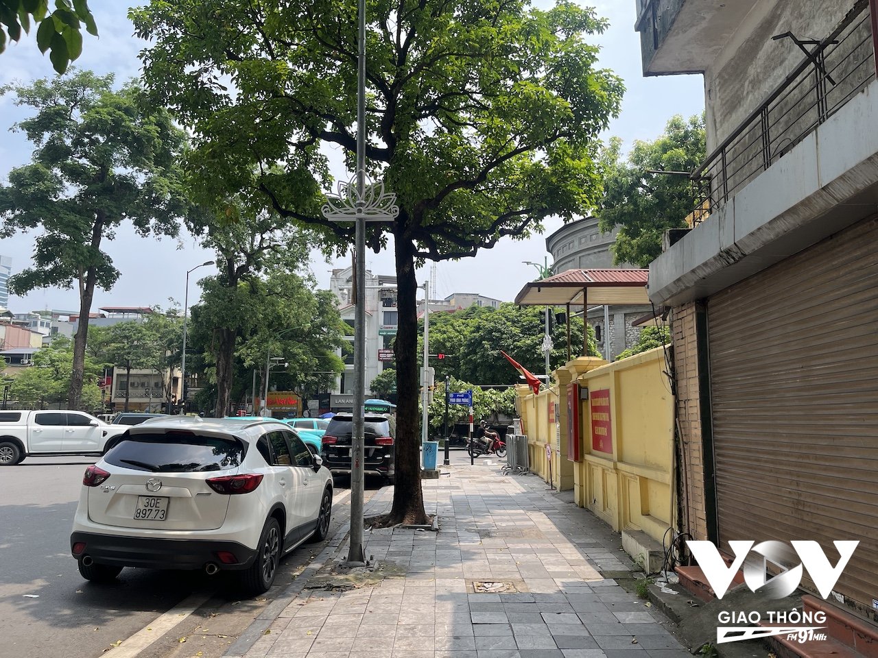 Ngã 4 Bốt Hàng Đậu rất nhiều xe oto dừng đỗ ngay trước cổng trụ sở công an phường