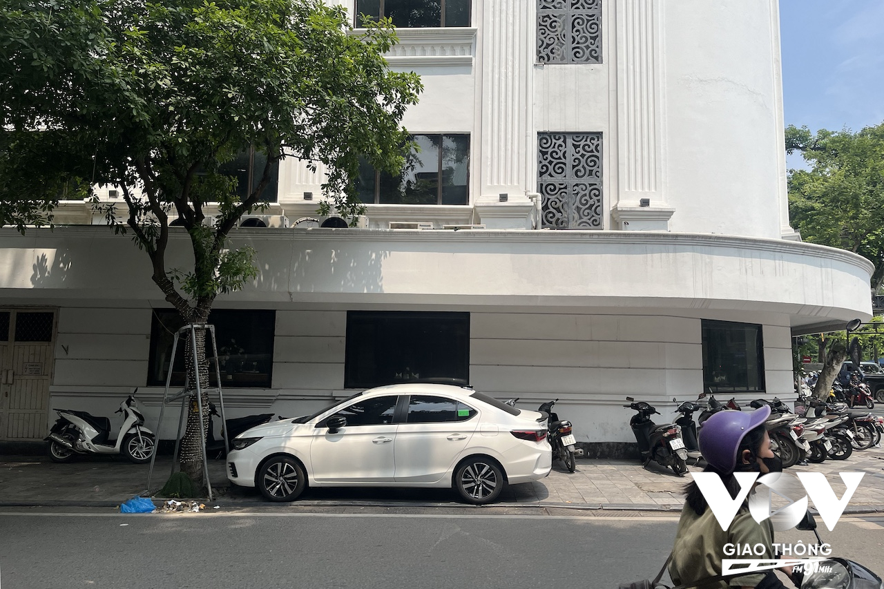 Nhiều nơi, xe oto được 'đưa' lên vỉa hè đỗ một cách 'an toàn'