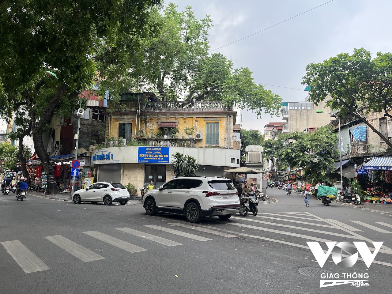 Ngã tư Hàng Lược trở thành nơi trông giữ phương tiện?