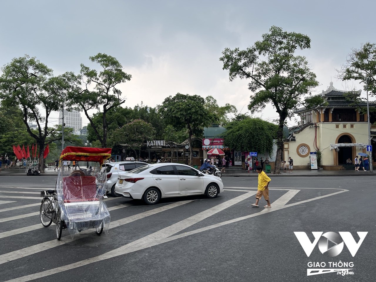 Nhiều tài xế xe dịch vụ thường xuyên dừng đỗ chờ khách hoặc nghỉ ngơi tại những địa điểm công cộng nhưng không có bóng dáng lực lượng chức năng nhắc nhở