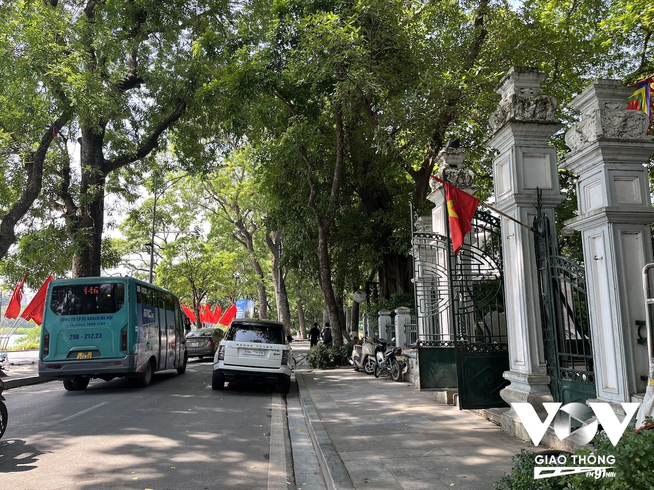 Chủ xe thoải mái đỗ xe cả ngày trên phố Lê Thái Tổ