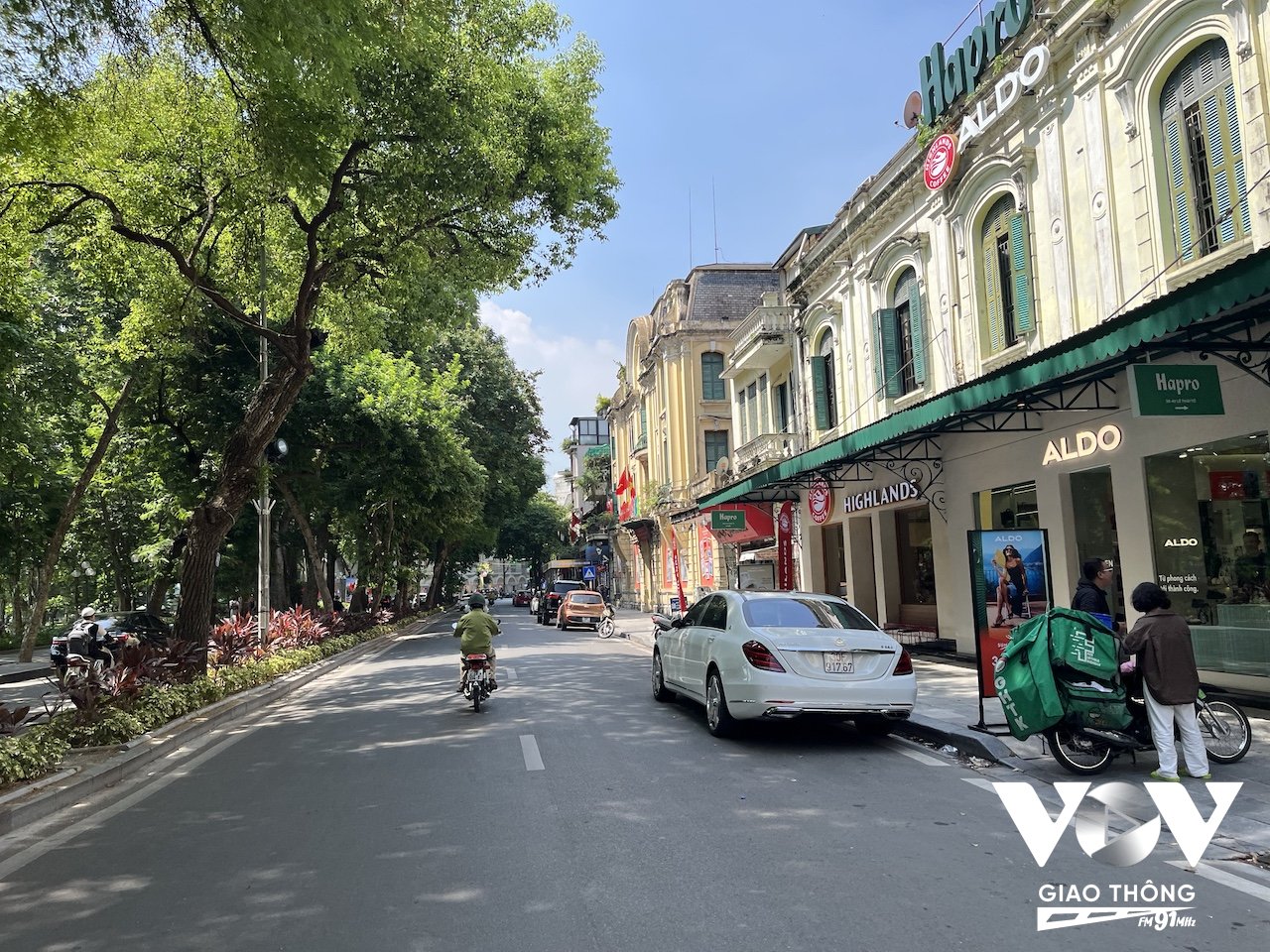 Việc thiếu chỗ để xe khi đi vào nhà hàng, quán cà phê, shop để ăn uống mua bán khiến nhiều người 'đành' phải dừng đỗ dưới lòng đường, hoặc coi chuyện này là đương nhiên, nhưng đó là hành vi vi phạm luật