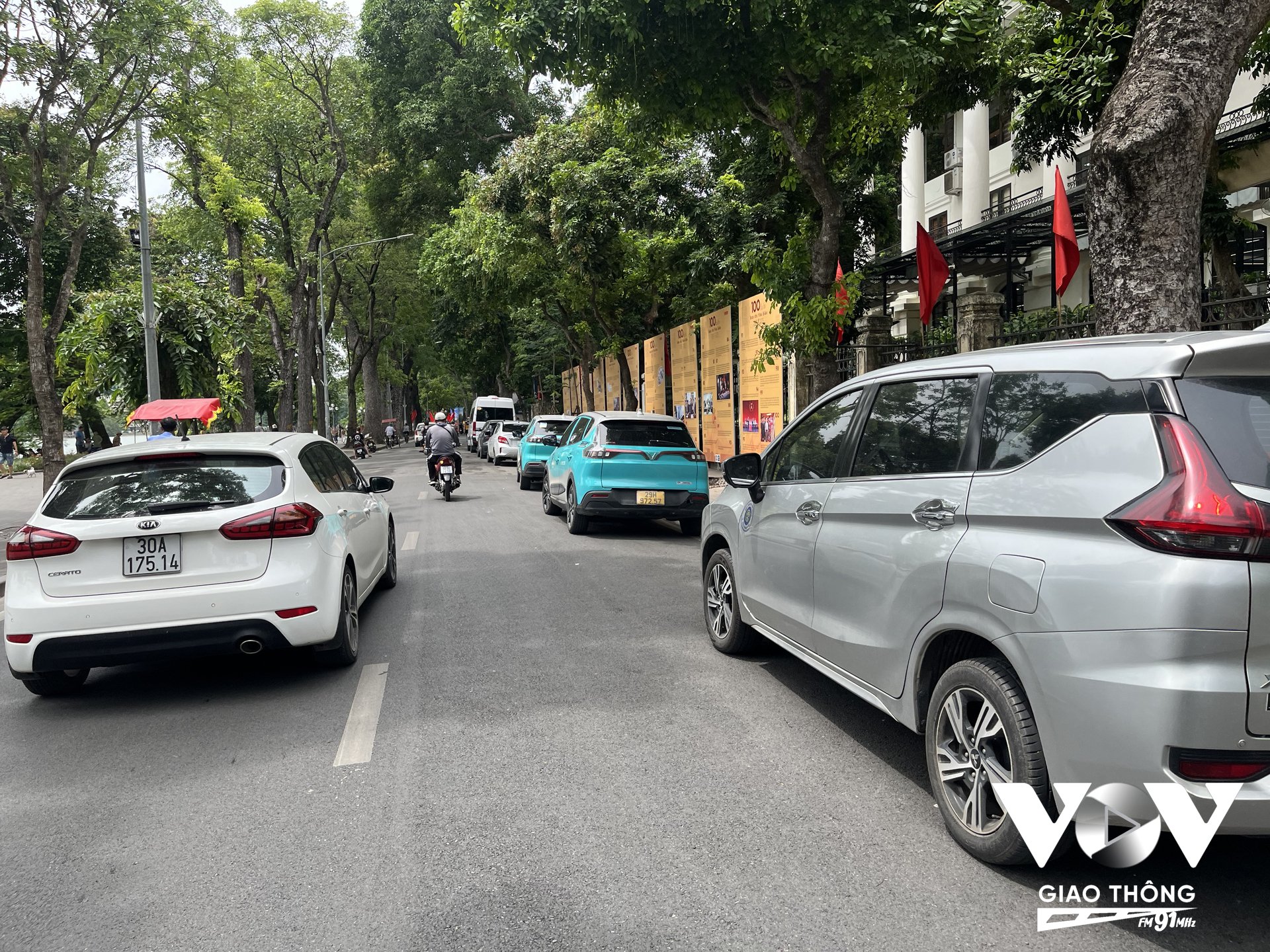 Sáng nào trên phố Lê Thái Tổ phía sau trụ sở báo Nhân Dân cũng có hàng dài xe tư nhân, xe taxi dừng đỗ chiếm gần 1/2 lòng đường khiến giao thông qua đây khá khó khăn