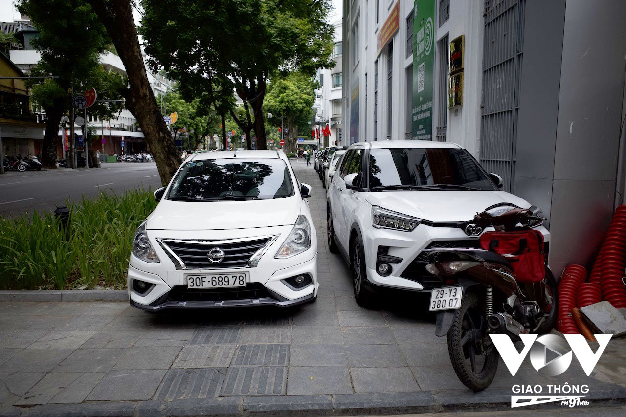 Ở nhiều nơi, việc để oto, xe máy trên vỉa hè lấn chiếm gần như toàn bộ phần đường cho người đi bộ là phổ biến, đặc biệt ở trụ sở các cơ quan nhà nước, ngân hàng... (ảnh chụp trên phố Ngô Quyền)