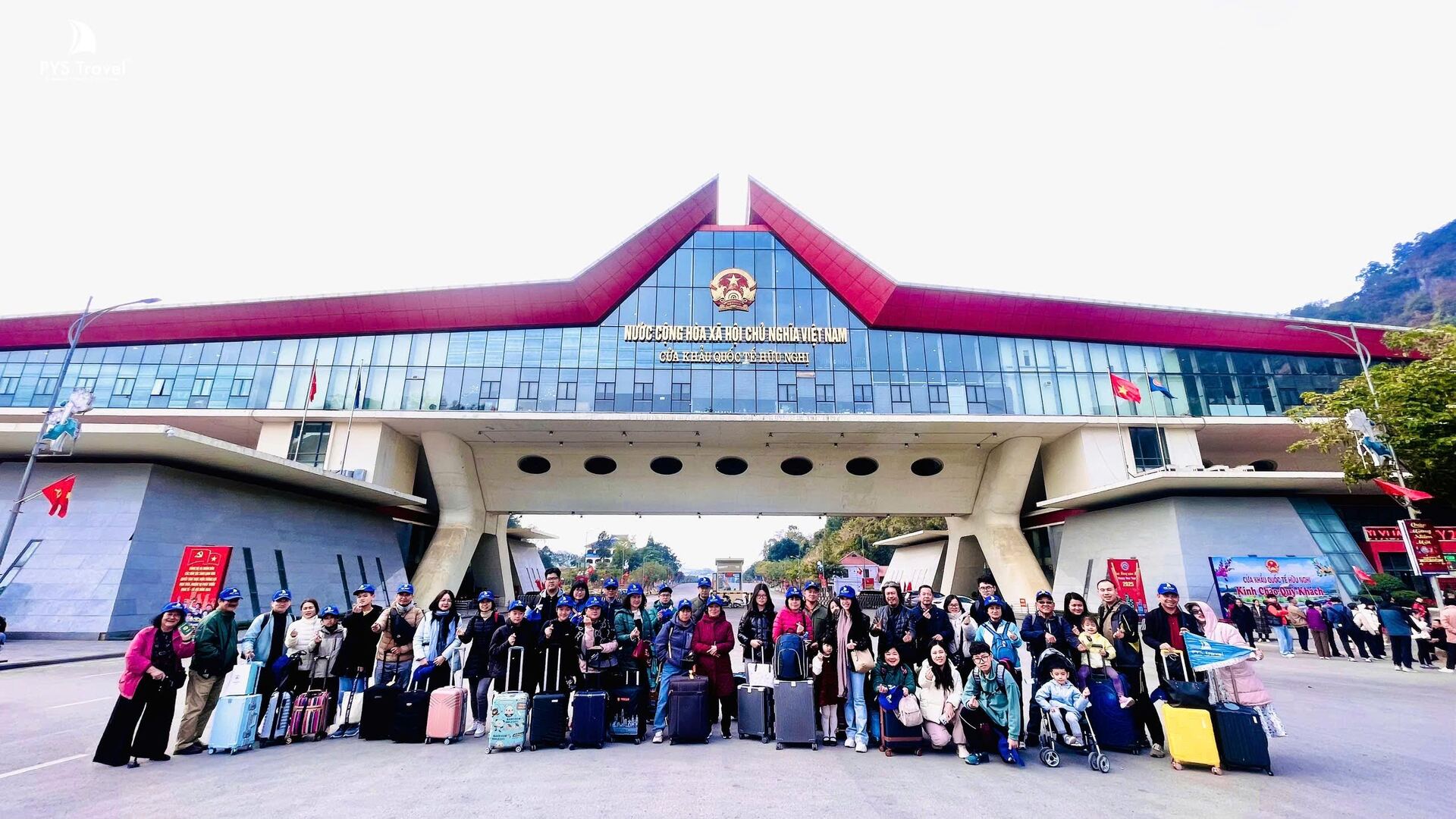 Đoàn khách Việt đi Nam Ninh (Trung Quốc) qua cửa khẩu Hữu Nghị (Lạng Sơn). (Ảnh: PSY Travel)