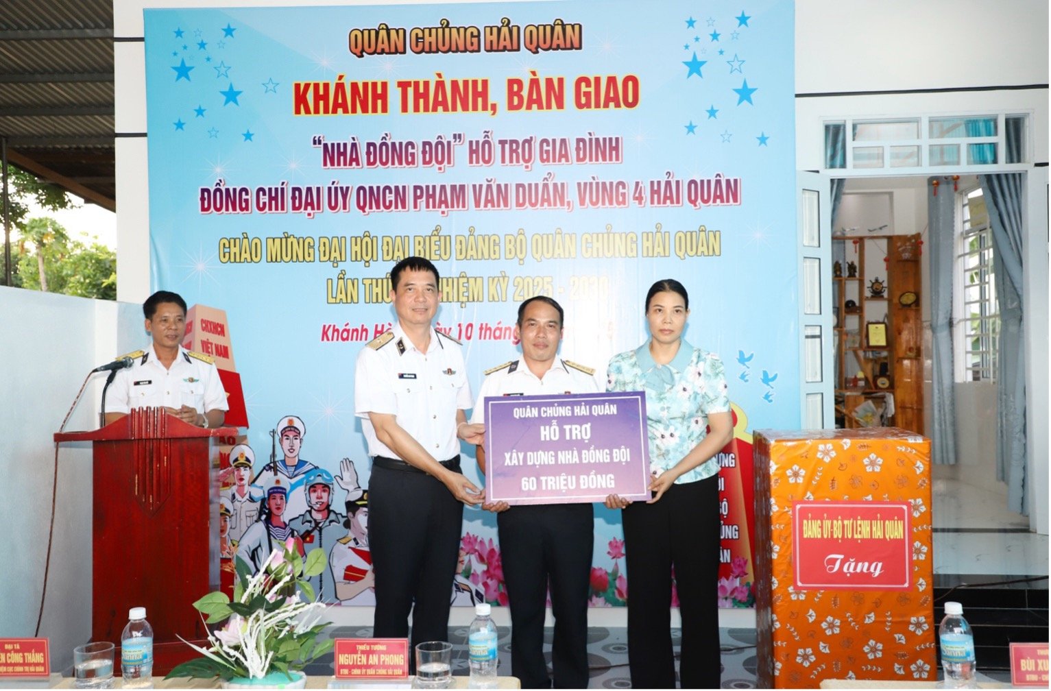 Thiếu tướng Nguyễn An Phong trao kinh phí hỗ trợ xây dựng nhà đồng đội