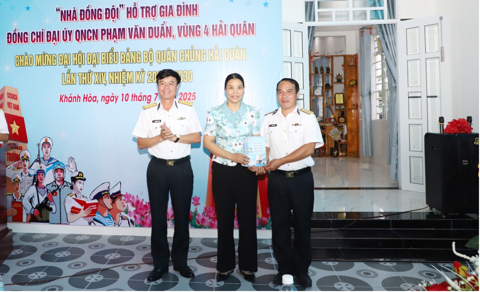 Đại tá Nguyễn Công Thắng tặng quà gia đình đồng chí Phạm Văn Duẩn