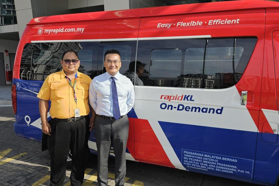 Chủ tịch kiêm Giám đốc điều hành Tập đoàn Prasarana Mohd Azharuddin Mat Sah (phải) và tài xế xe van Mohd Ramdhan Abu, một trong 300 tài xế hỗ trợ dịch vụ xe van theo yêu cầu của RapidKL tại Thung lũng Klang và Penang. (Ảnh: LU WEI HOONG/The Straitstimes)