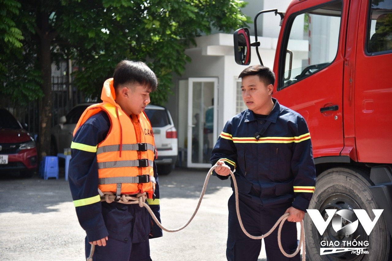 Thượng úy Dương Ngọc Sơn (bên phải) - Cán bộ Đội CC&CNCH Khu vực số 18 trao đổi các biện pháp nghiệp vụ khi cứu nạn người bị đuối nước